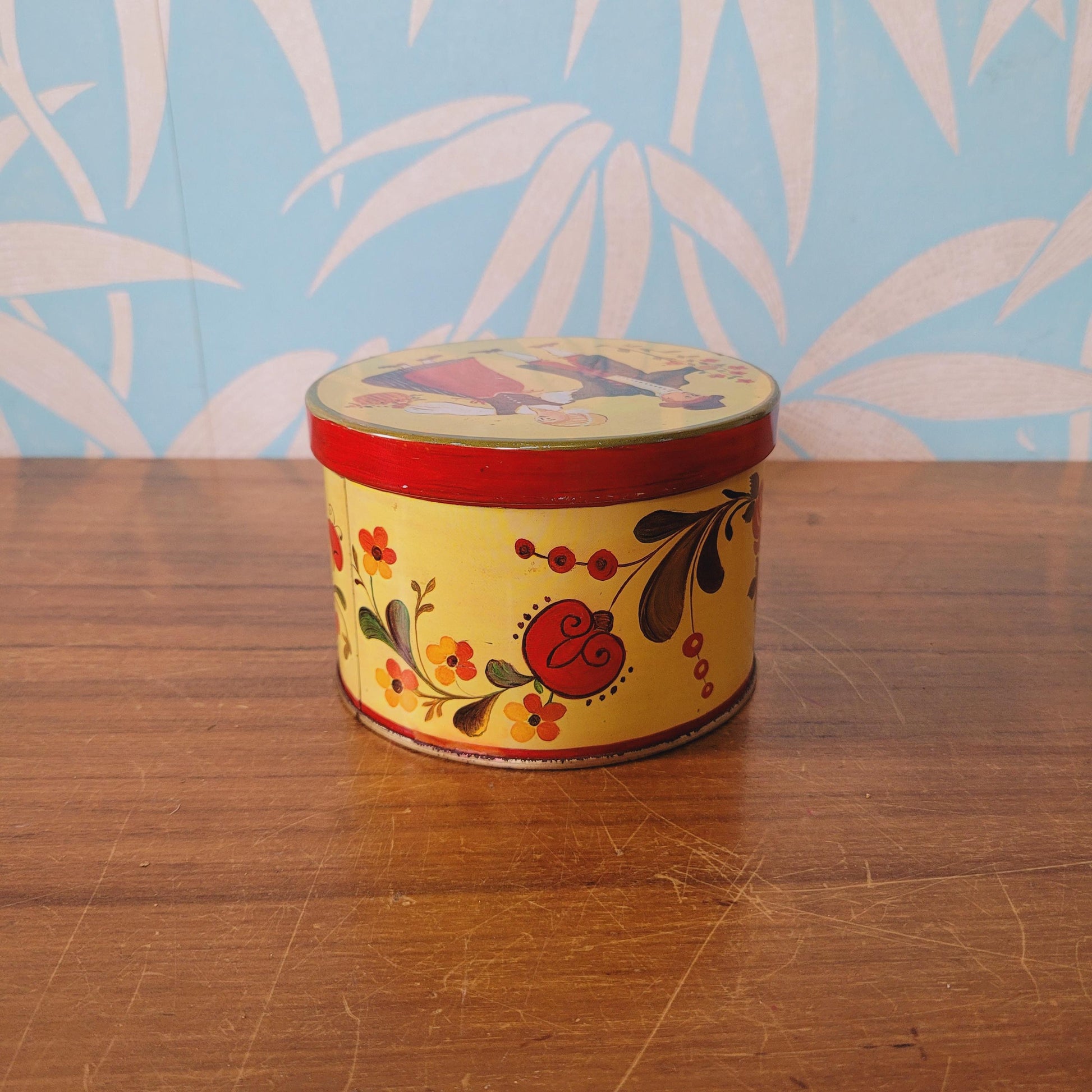 Vintage Läckerli Huus, Switzerland confectionery tin depicting flowers & couple in traditional folk costume