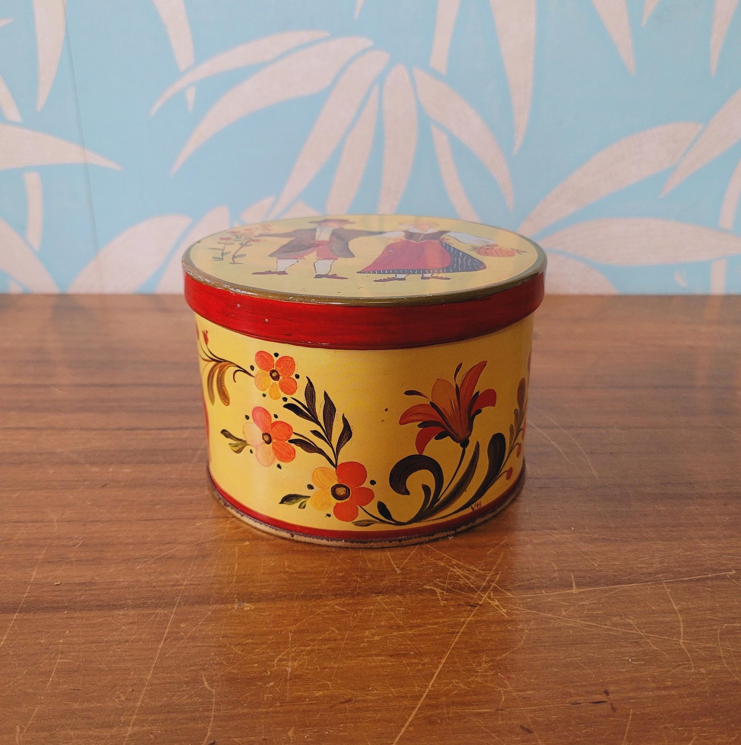 Vintage Läckerli Huus, Switzerland confectionery tin depicting flowers & couple in traditional folk costume
