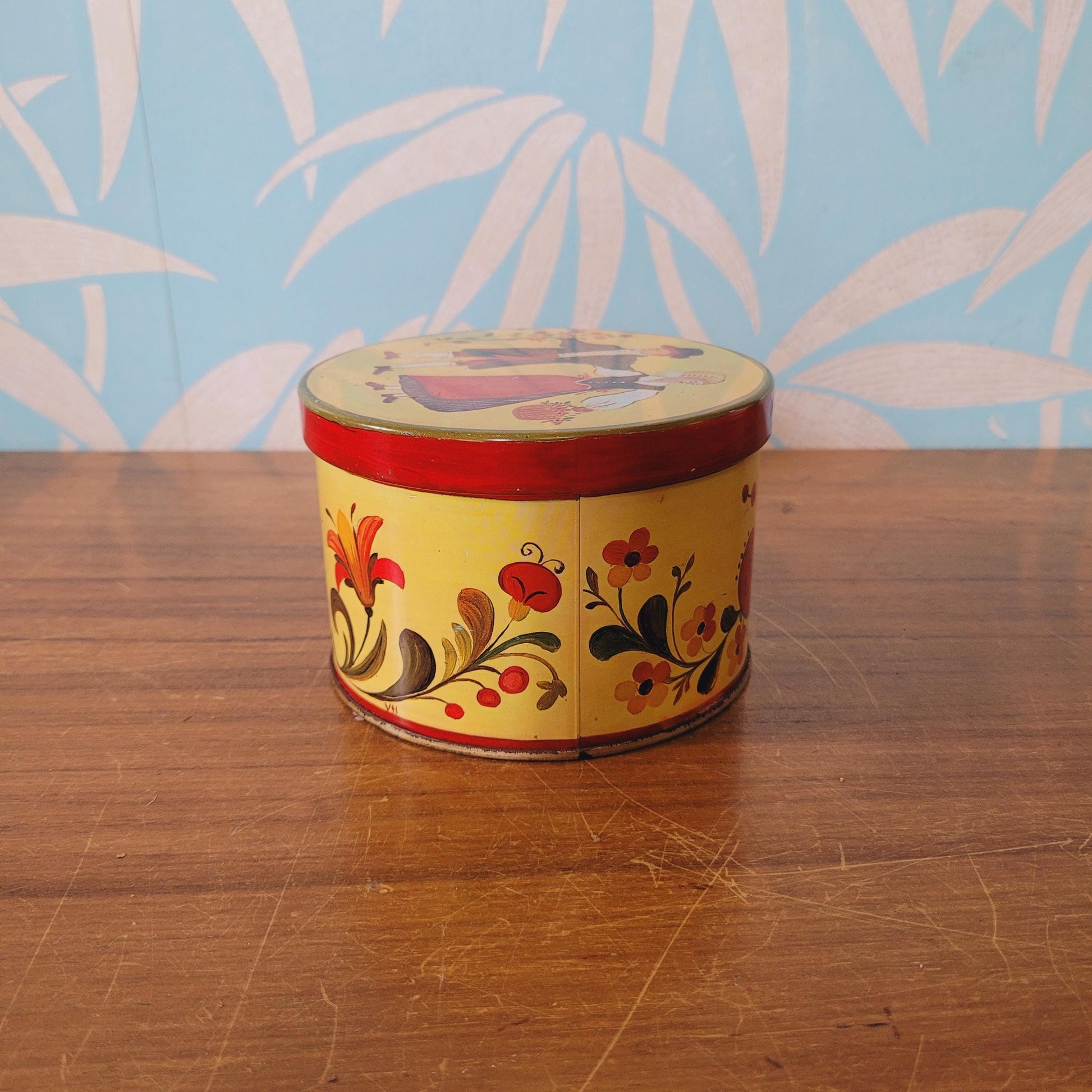 Vintage Läckerli Huus, Switzerland confectionery tin depicting flowers & couple in traditional folk costume