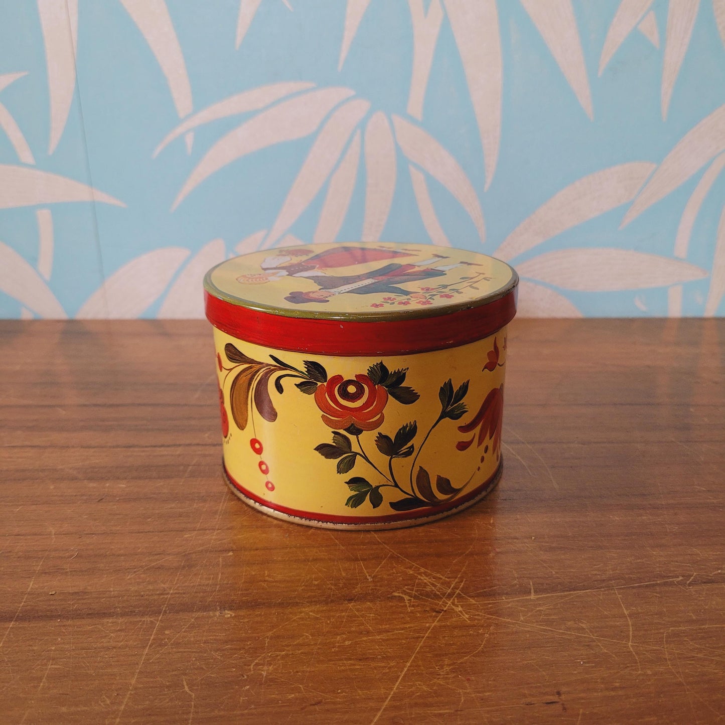 Vintage Läckerli Huus, Switzerland confectionery tin depicting flowers & couple in traditional folk costume