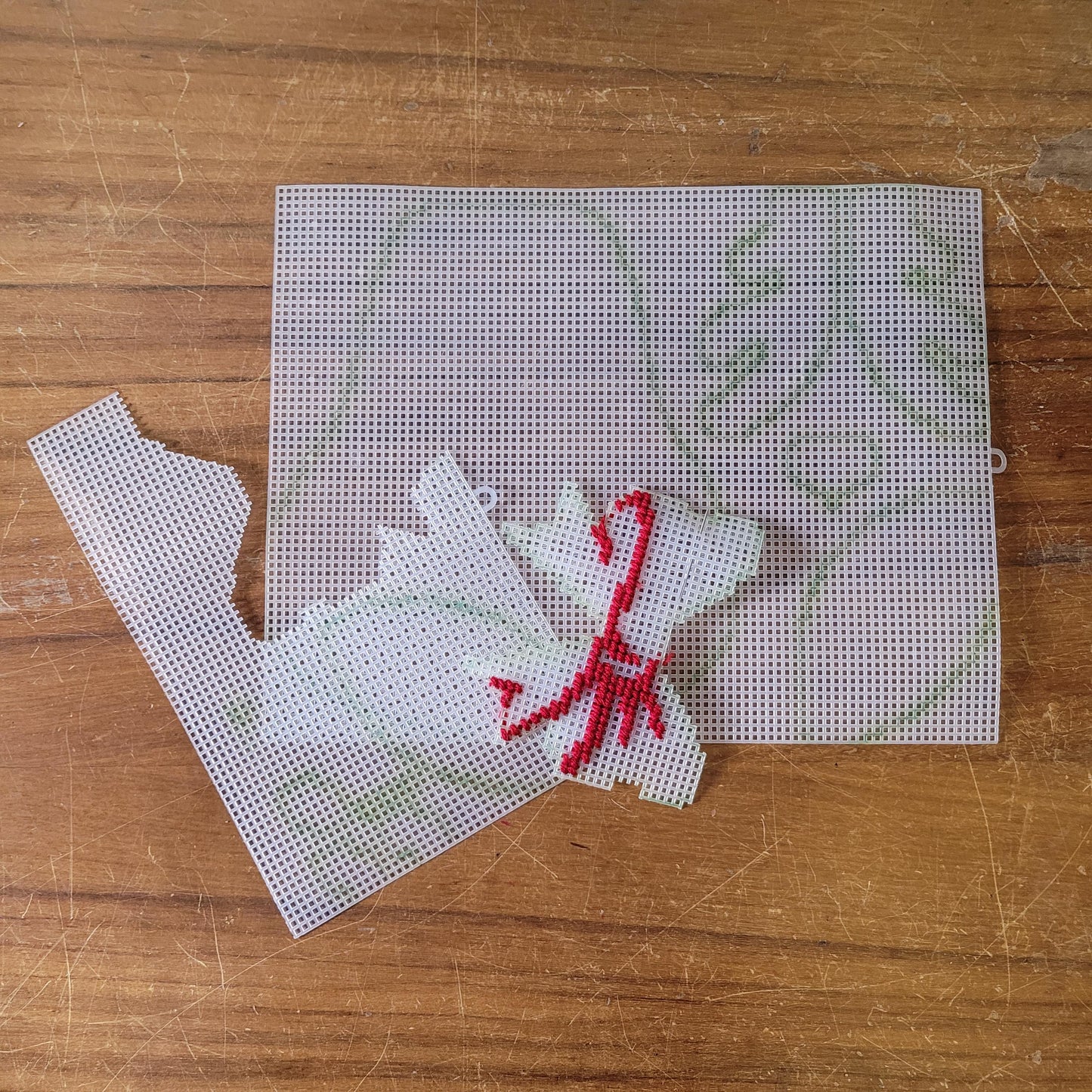 1990 Distlefink Designs plastic canvas reindeer wall hanging (part cut)