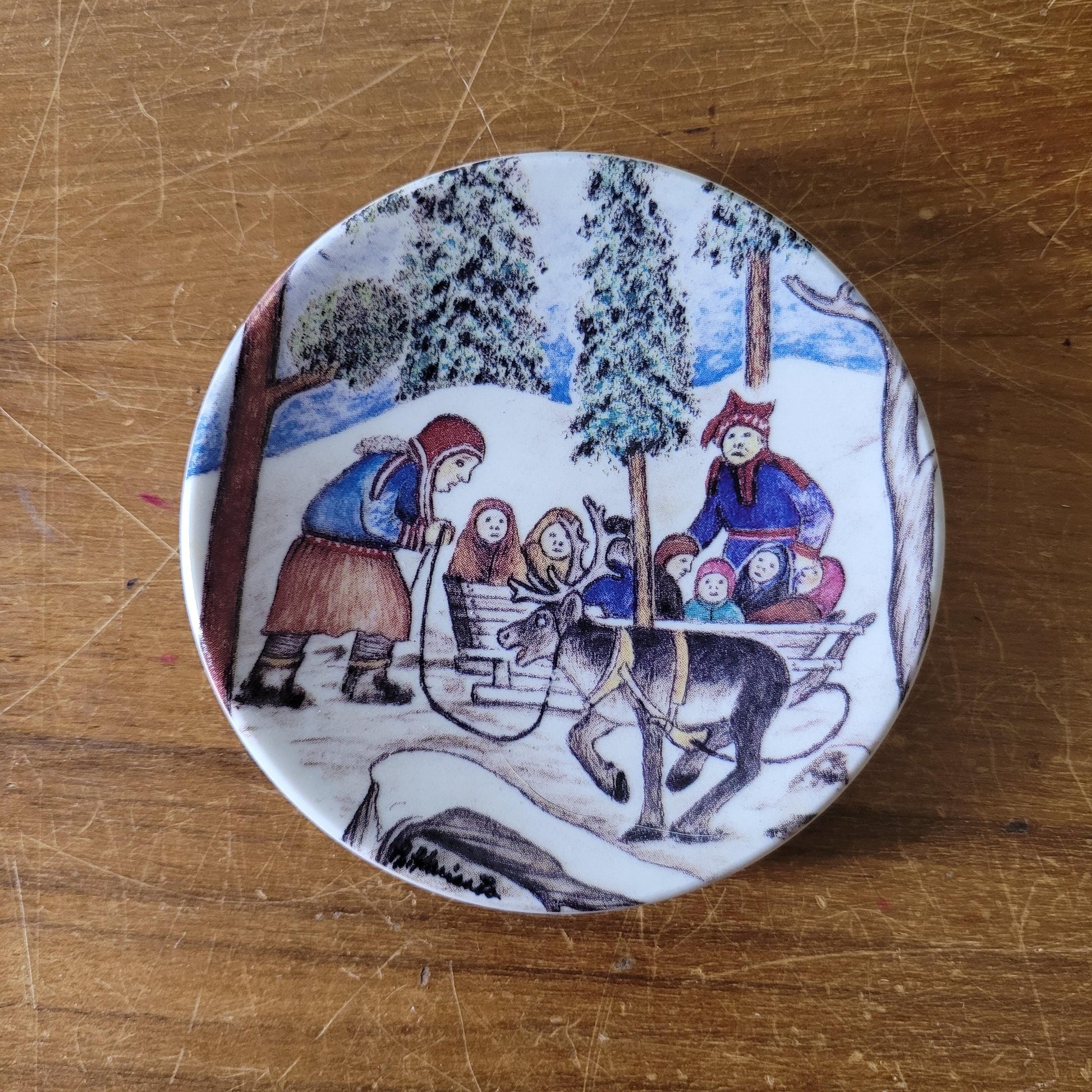 Two 1980s miniature decorative plates by A. Alariesto for Arabia, Finland