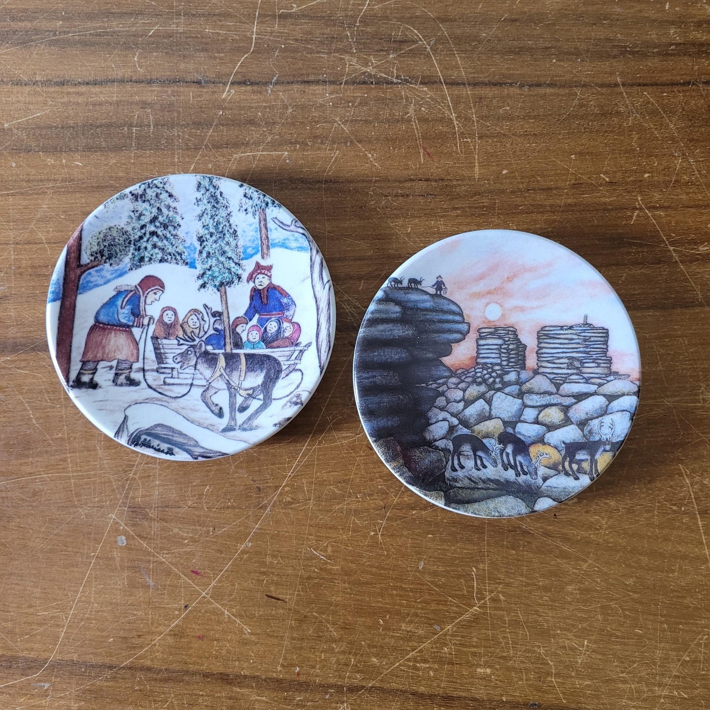 Two 1980s miniature decorative plates by A. Alariesto for Arabia, Finland