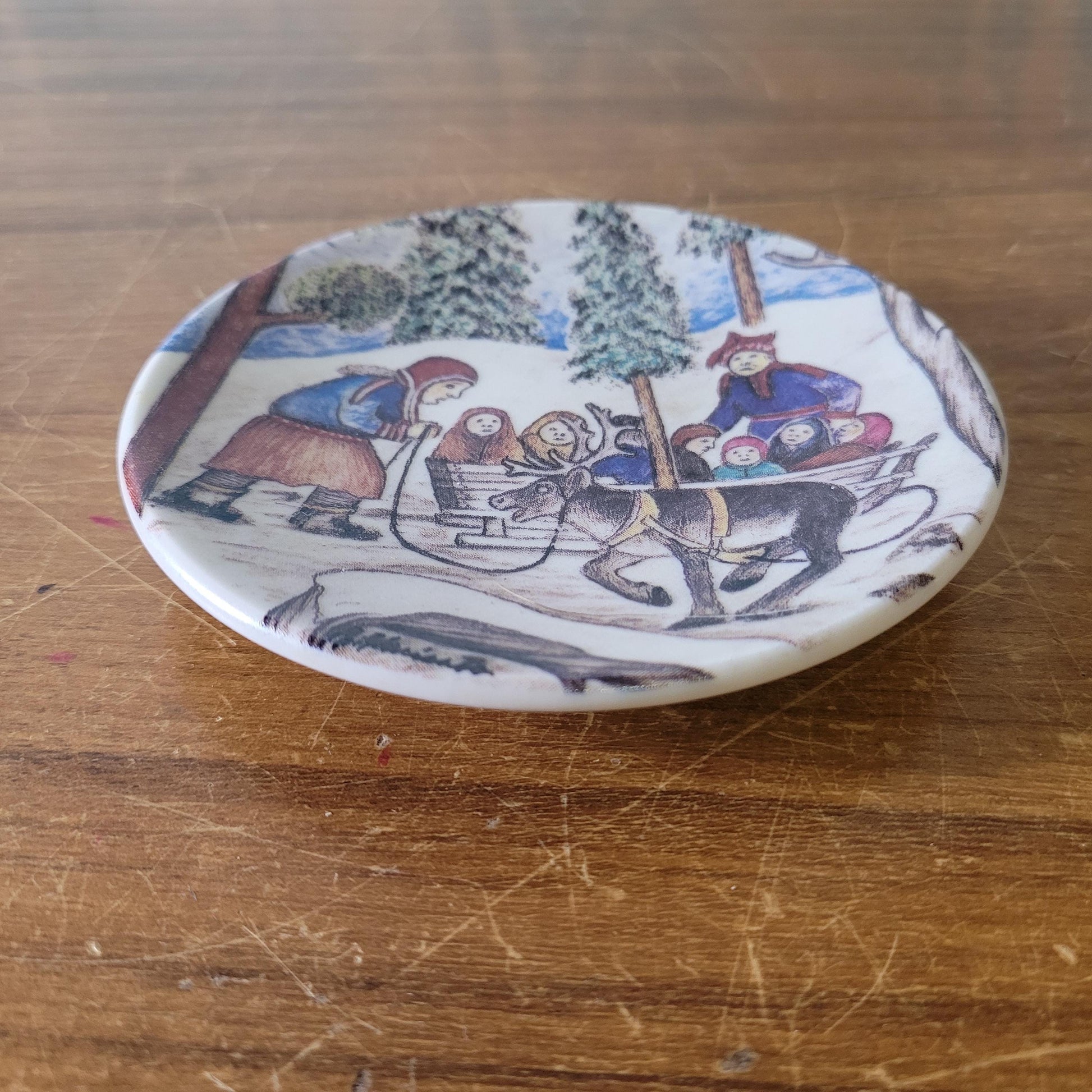 Two 1980s miniature decorative plates by A. Alariesto for Arabia, Finland
