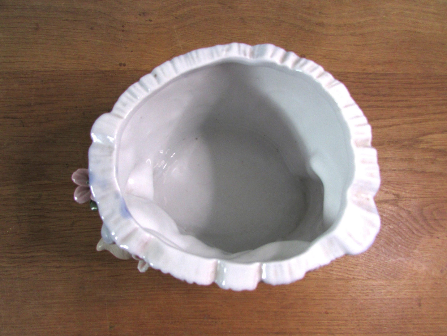 Kitsch vintage hiding kittens and log planter