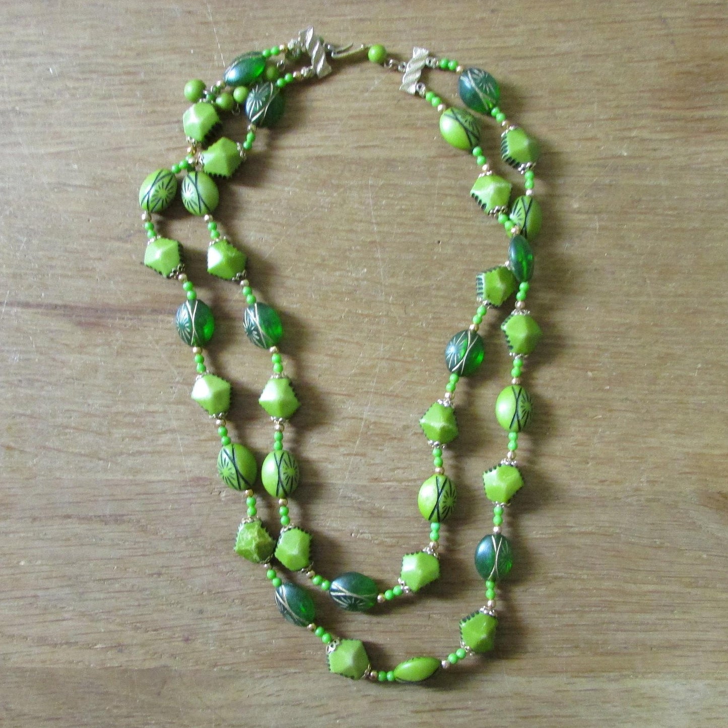 1960s resin wood-effect green etched oval & faceted bead double strand necklace