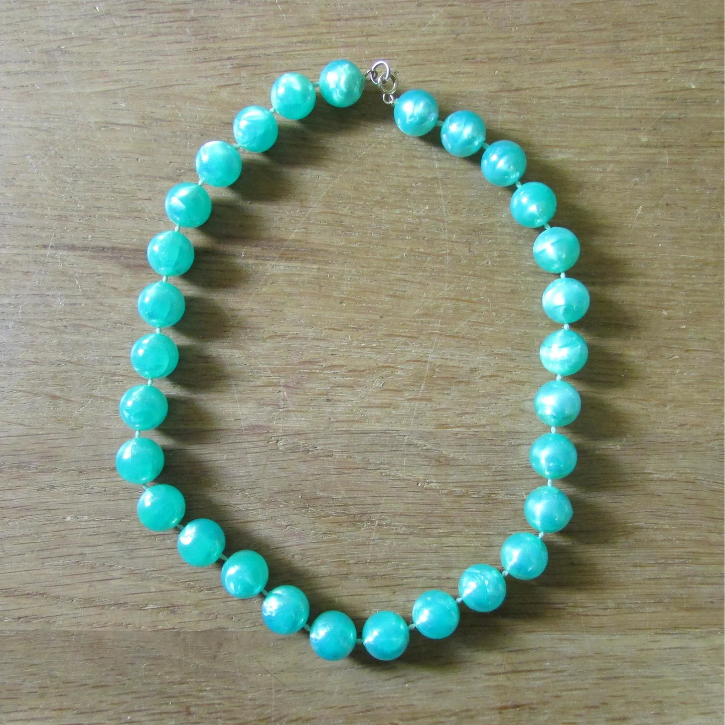 1960s teal green pearlised round plastic bead necklace