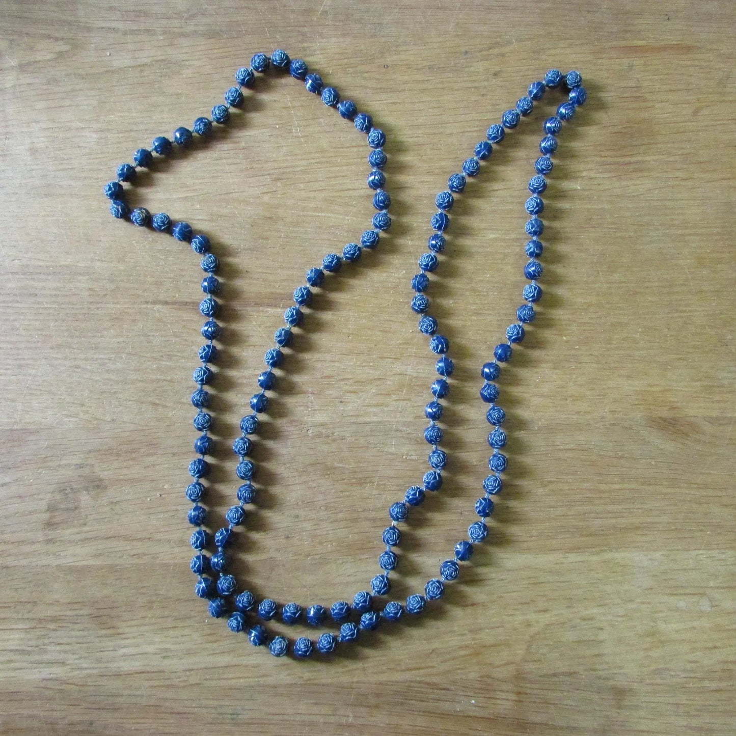 1960s dark blue rose detail plastic bead rope necklace