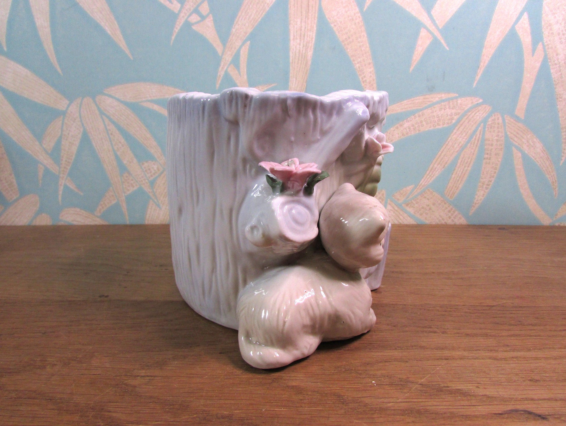 Kitsch vintage hiding kittens and log planter