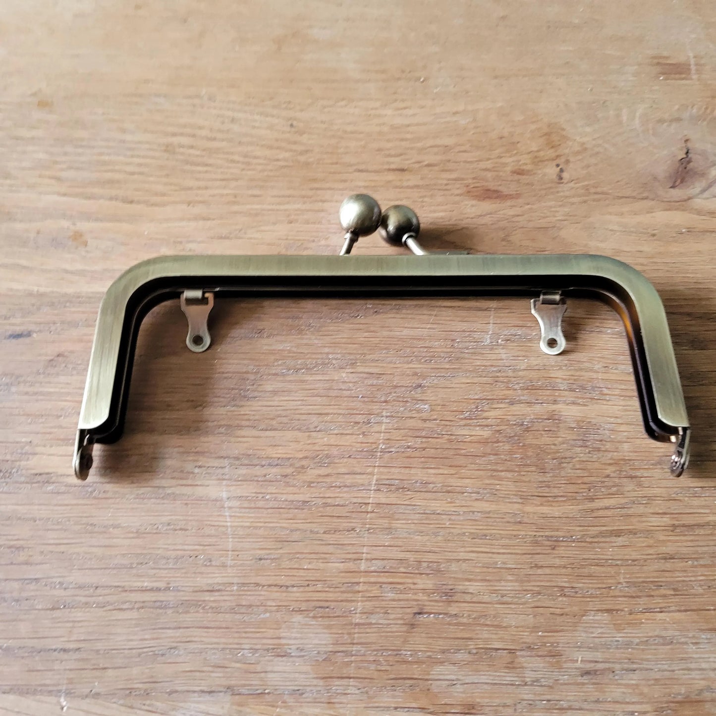 Brass tone metal clutch/purse frame with kiss ball clasp