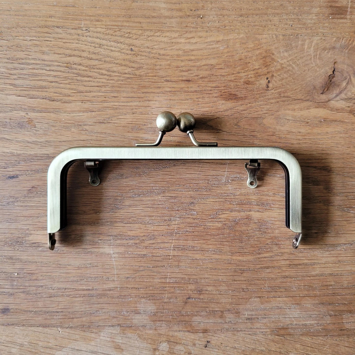 Brass tone metal clutch/purse frame with kiss ball clasp