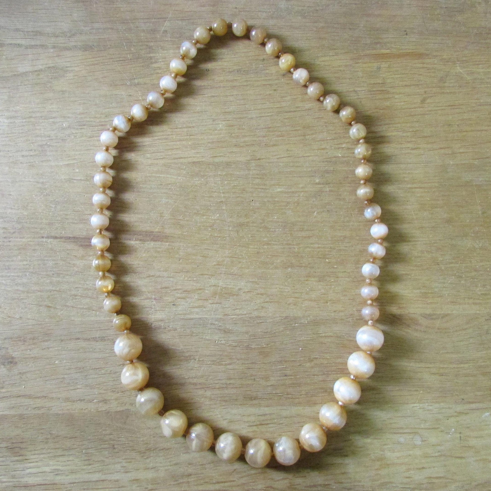 Vintage Art Deco-style graduated plastic marble-style bead necklace