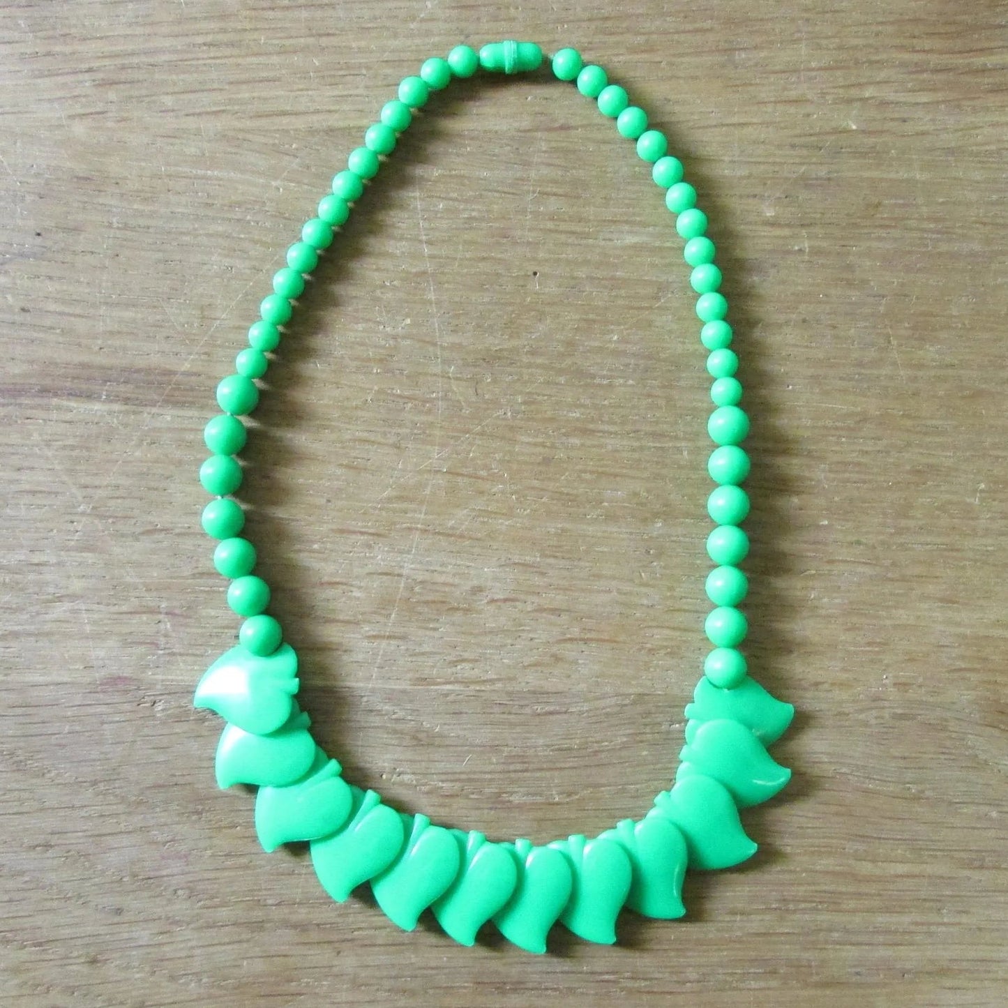 1960s bright green plastic leaf bead necklace