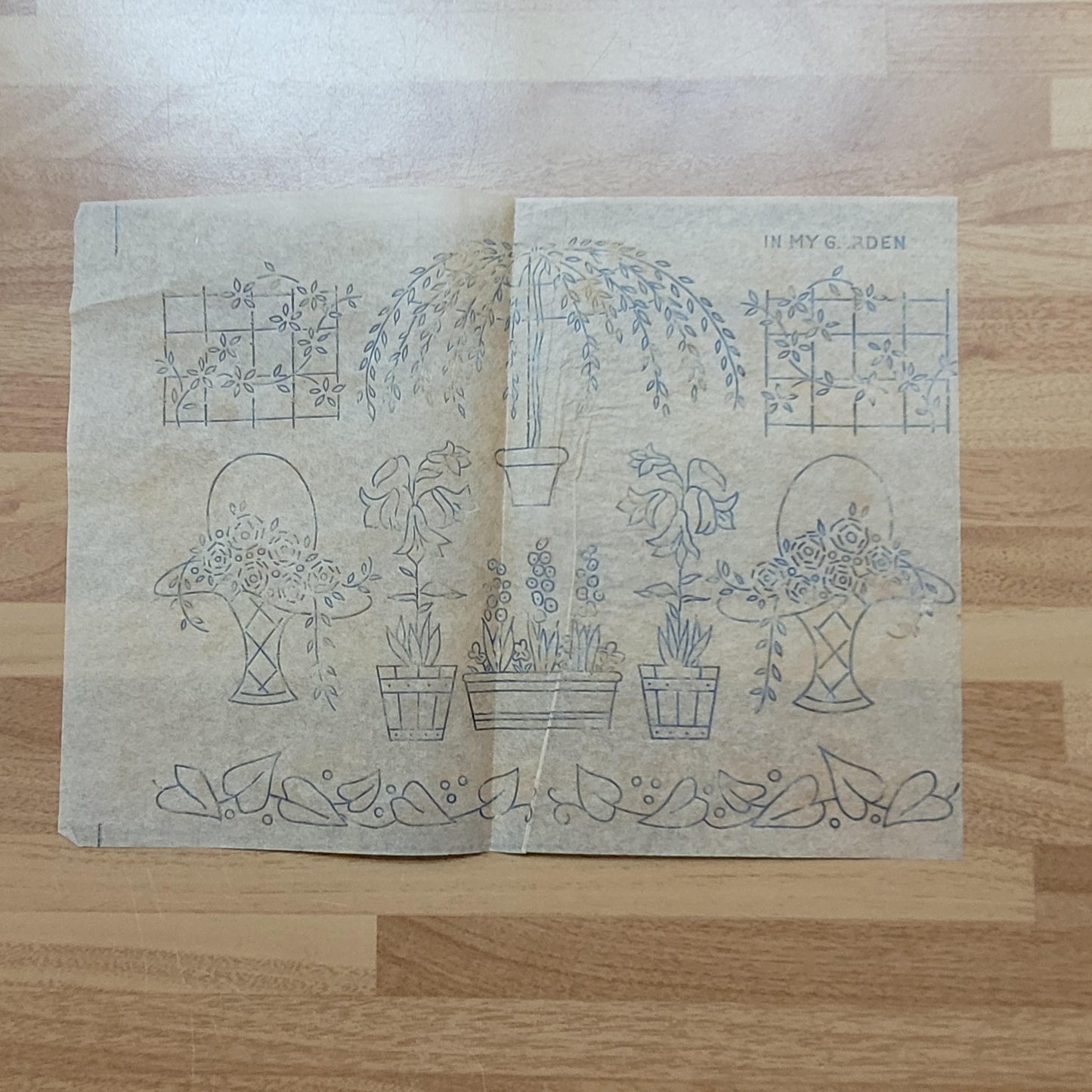 1950s Embroidery Transfer Library: 150 lovely motifs designed by Norman Hartnell