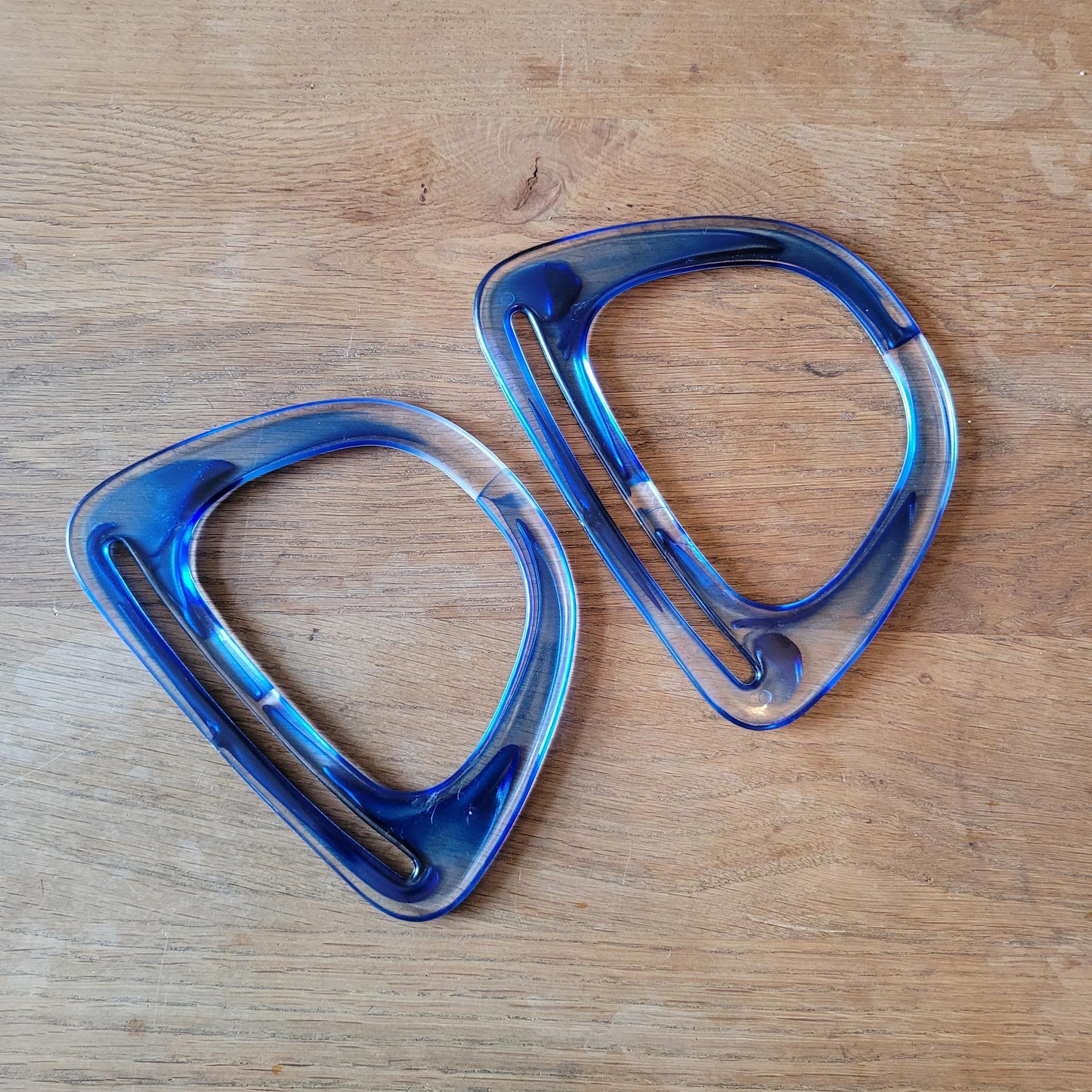 Pair of faux marbled blue plastic D-shaped handbag/purse handles