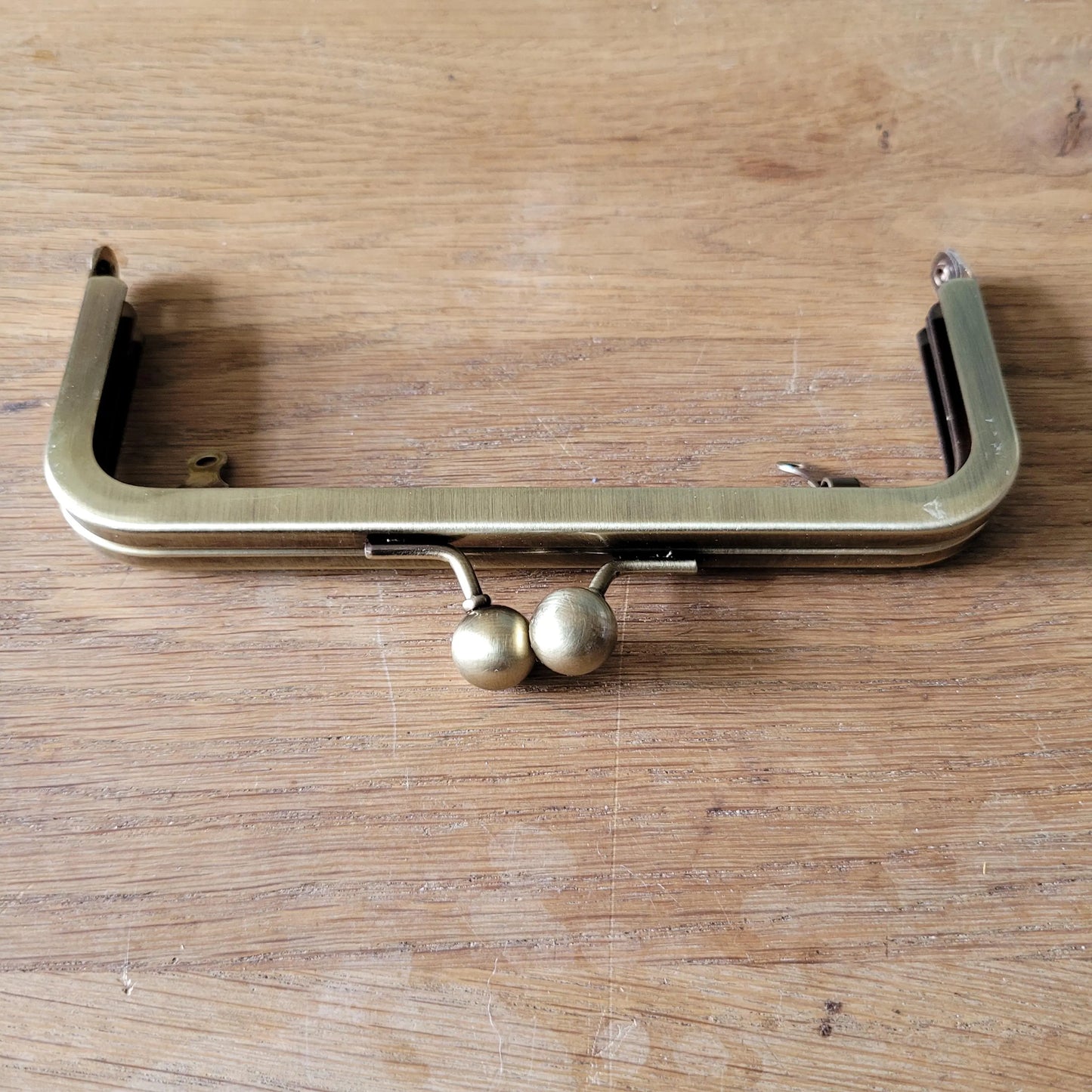 Brass tone metal clutch/purse frame with kiss ball clasp