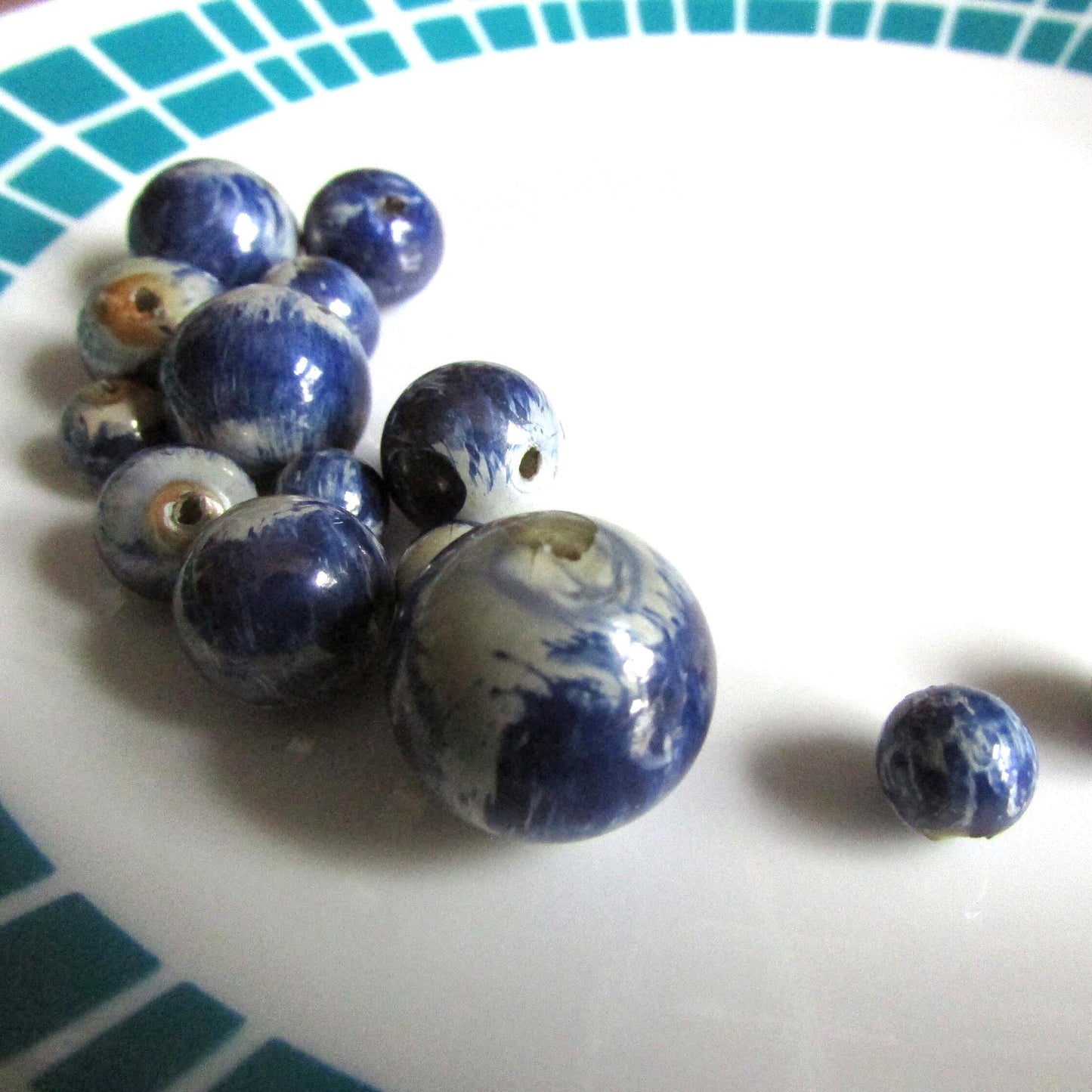 14 vintage pearlescent/tye dye-effect blue & white round plastic beads