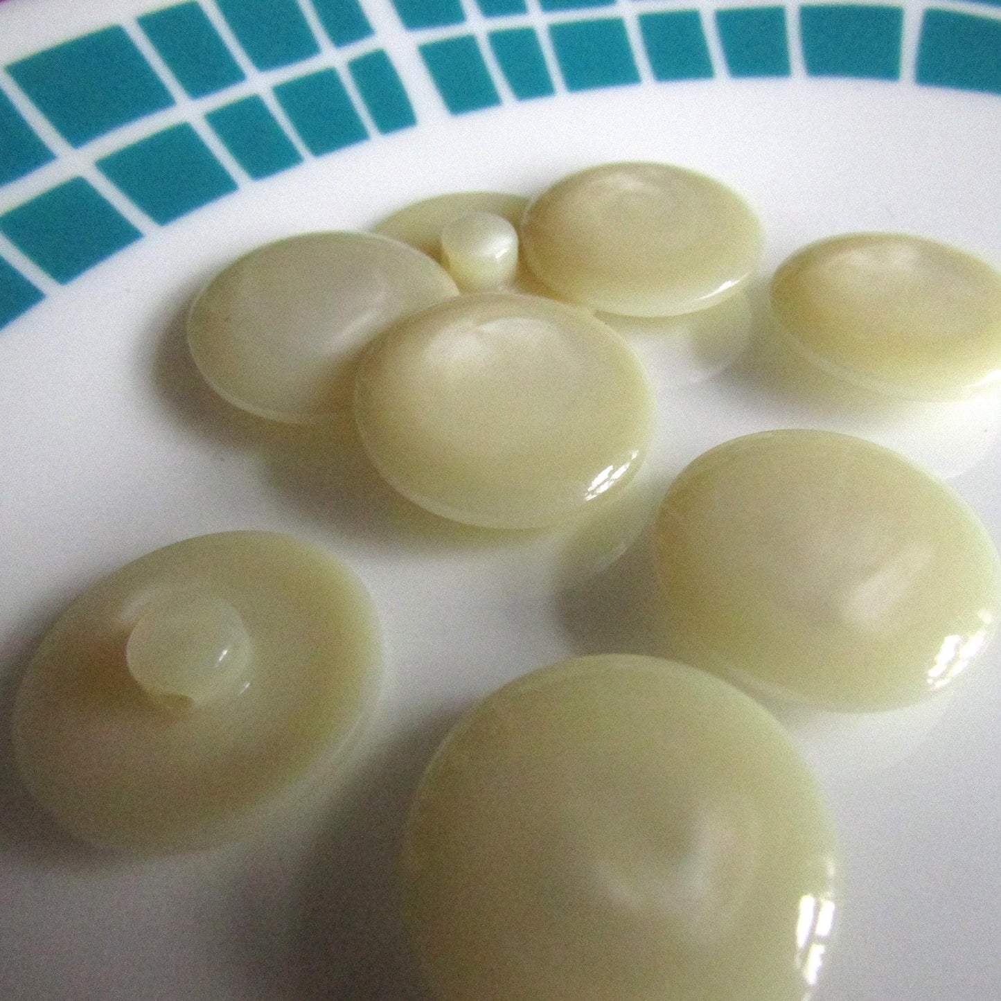 8 vintage marbled cream round plastic buttons