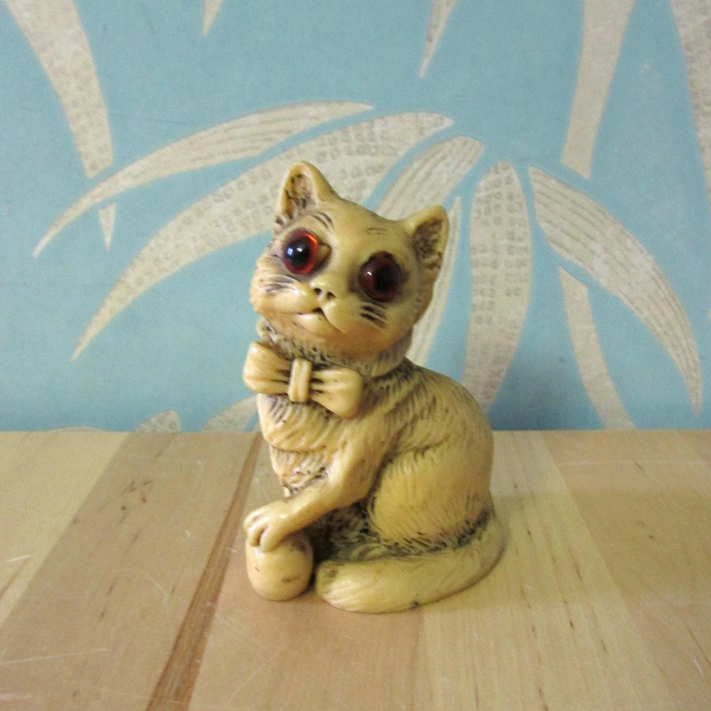 Vintage Norleans ivory resin cat in bow tie figurine with glass eyes