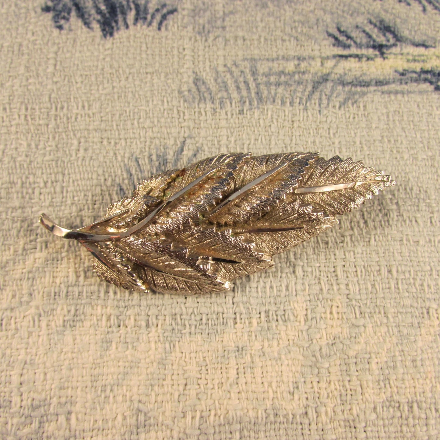 1950s silver-tone textured multi leaf brooch