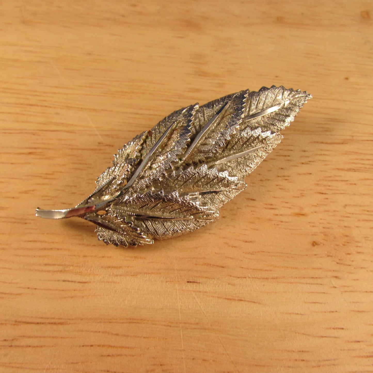 1950s silver-tone textured multi leaf brooch
