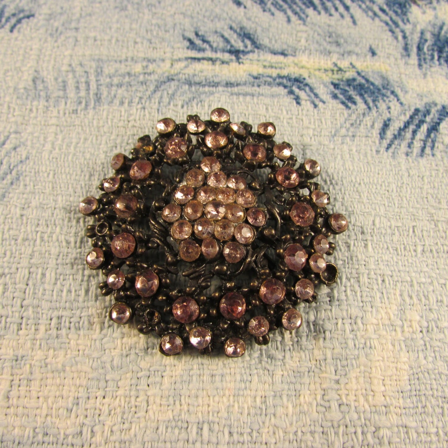 1940s metal flower round brooch with pink & clear diamanté
