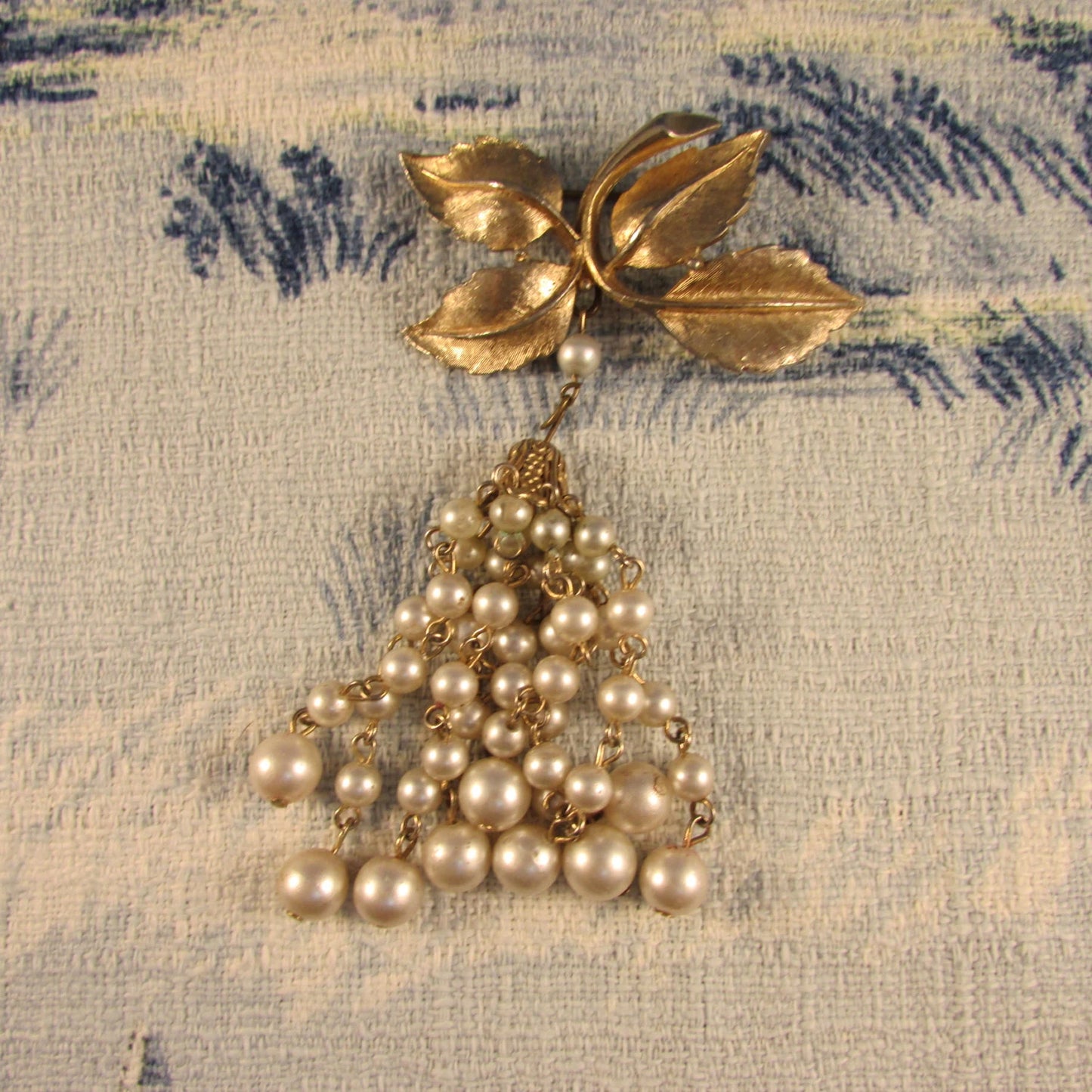 1950s gold-tone leaf brooch with simulated pearl drop