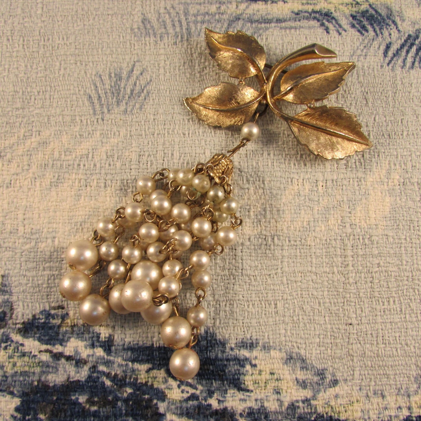 1950s gold-tone leaf brooch with simulated pearl drop