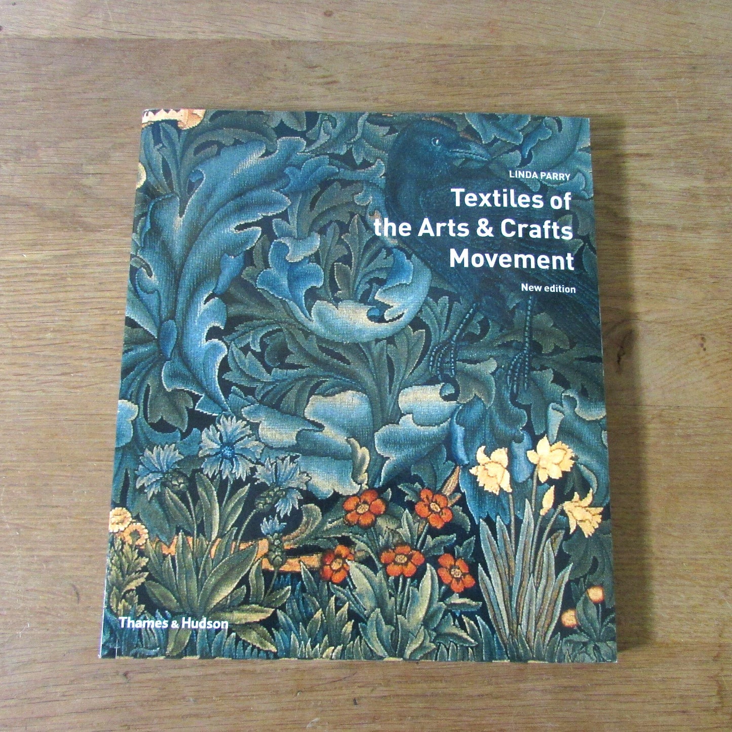 Textiles of The Arts & Crafts Movement, by Linda Parry (Softback, 2005)