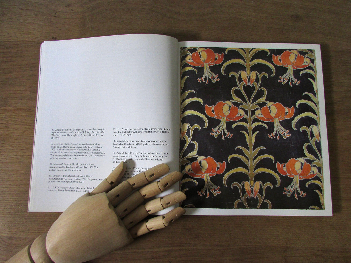 Textiles of The Arts & Crafts Movement, by Linda Parry (Softback, 2005)