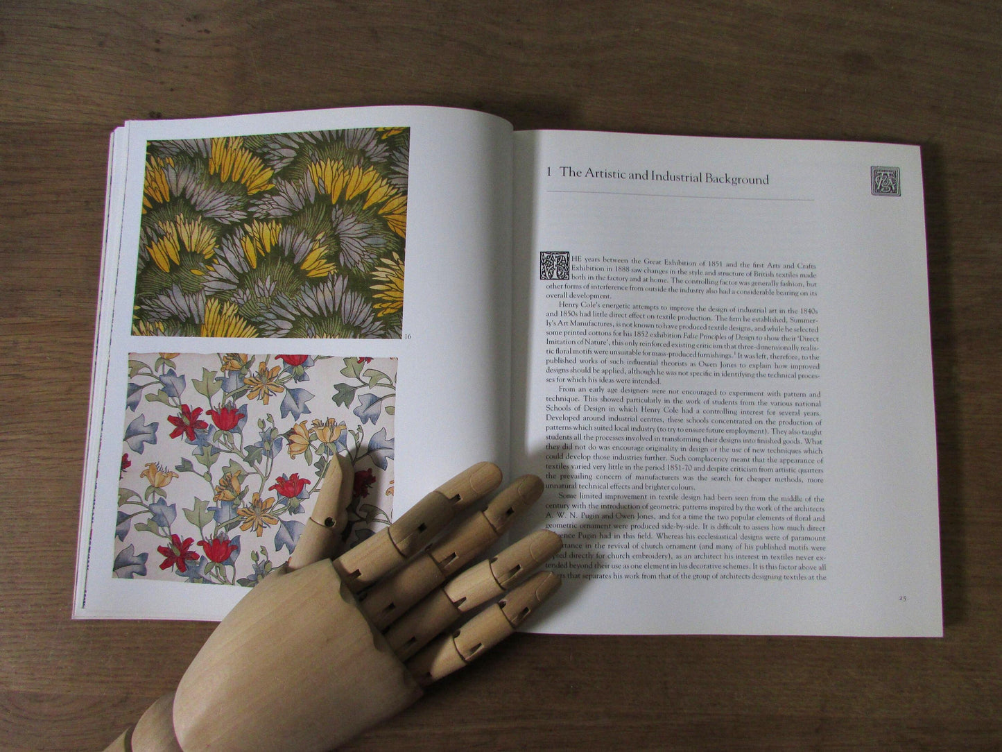 Textiles of The Arts & Crafts Movement, by Linda Parry (Softback, 2005)