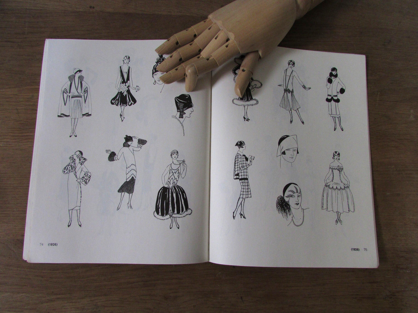 French Fashion Illustration of The Twenties, by Carol Belanger Grafton (Softback, 1987)