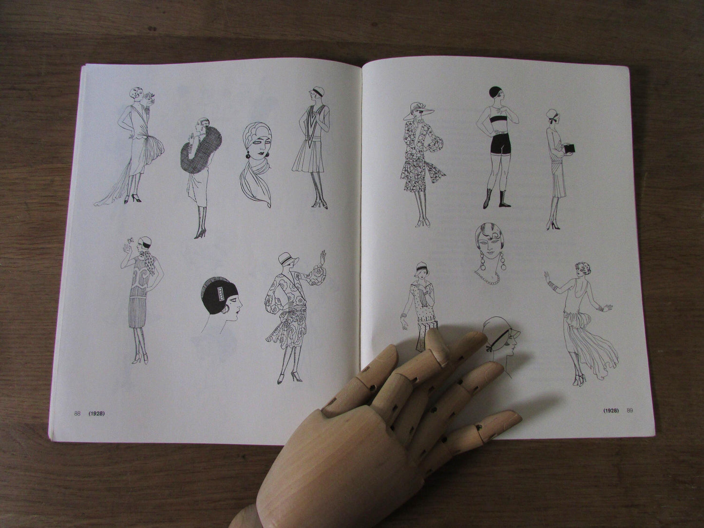 French Fashion Illustration of The Twenties, by Carol Belanger Grafton (Softback, 1987)