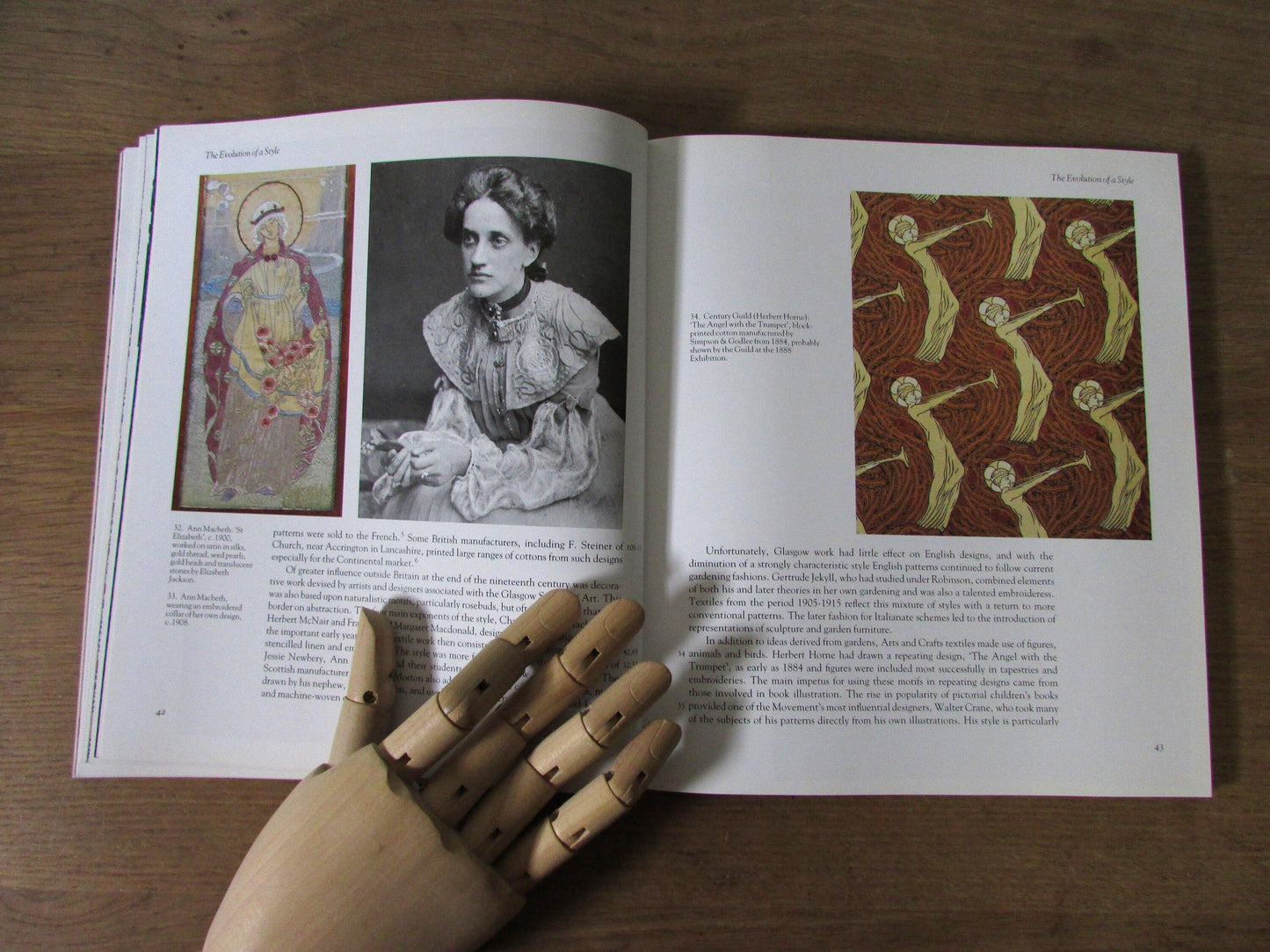 Textiles of The Arts & Crafts Movement, by Linda Parry (Softback, 2005)