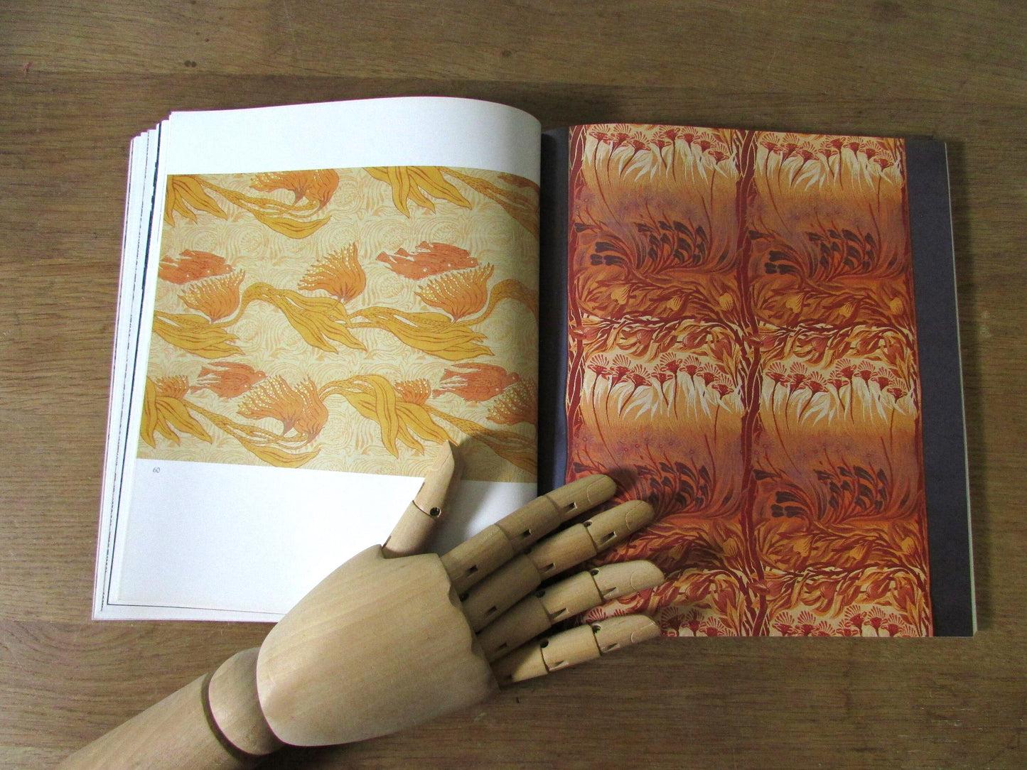 Textiles of The Arts & Crafts Movement, by Linda Parry (Softback, 2005)