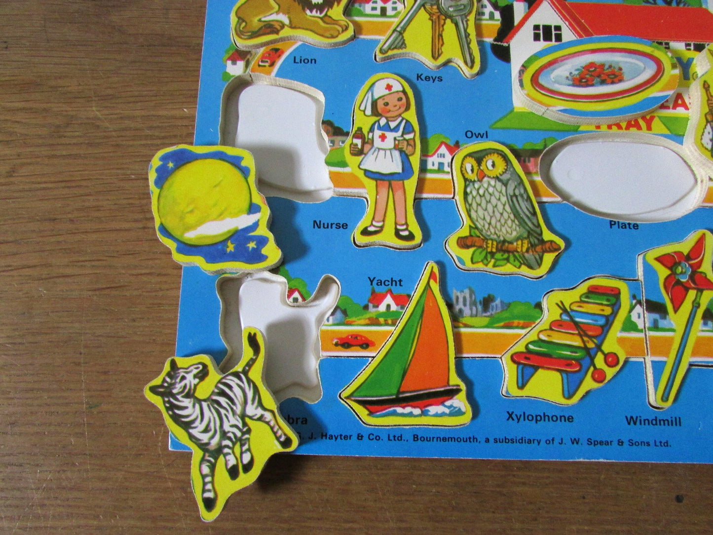1972 Victory Play and Learn Tray; 26 colourful pictures mounted on strong plywood