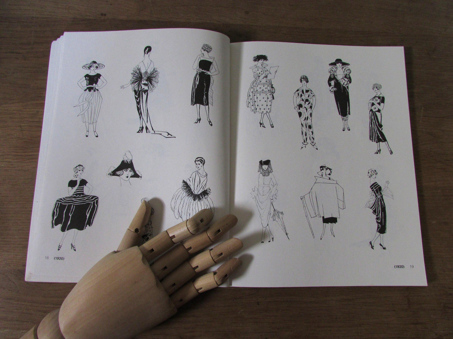 French Fashion Illustration of The Twenties, by Carol Belanger Grafton (Softback, 1987)