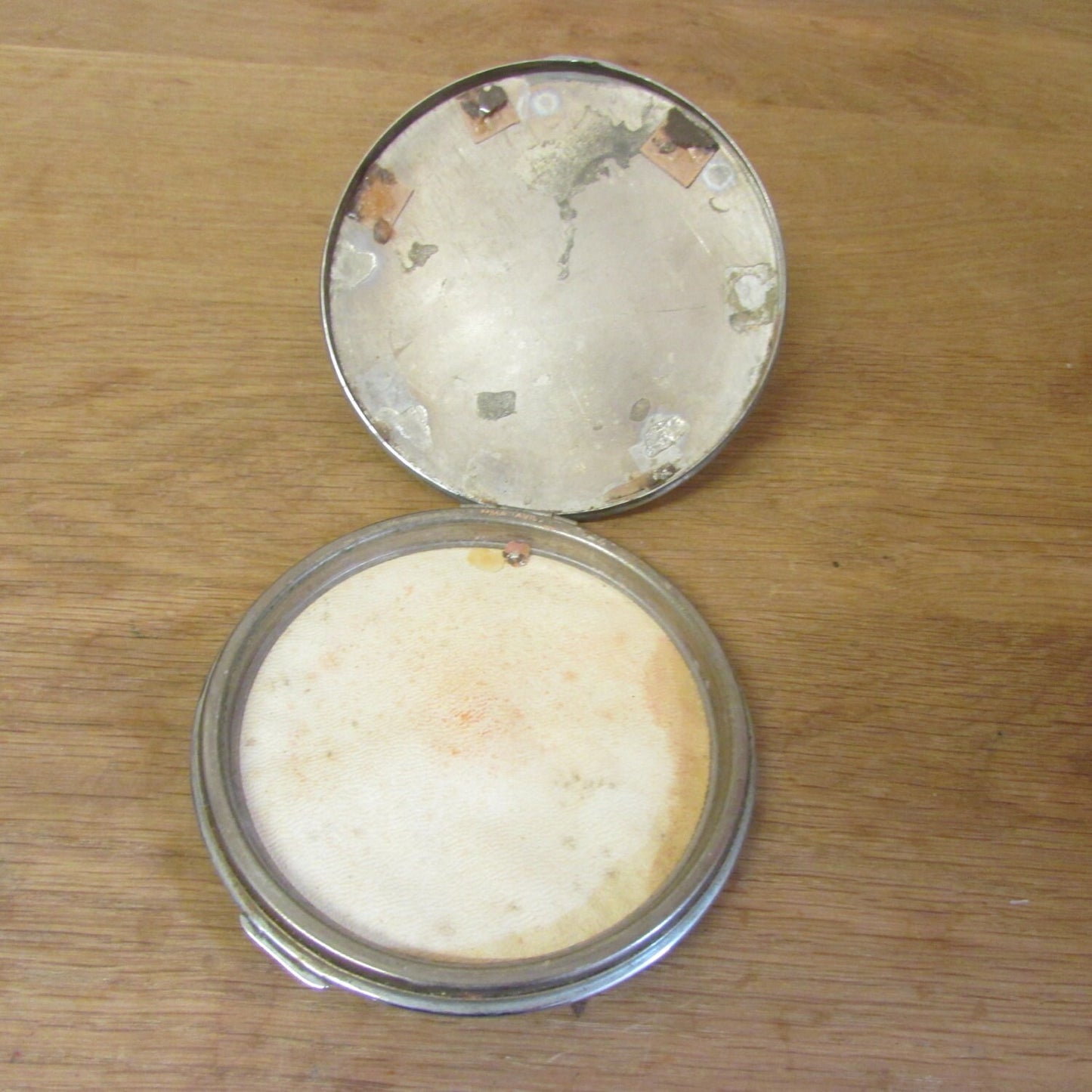 circa. 1940s rare "Maravilla" silver-tone large engraved compact (empty)