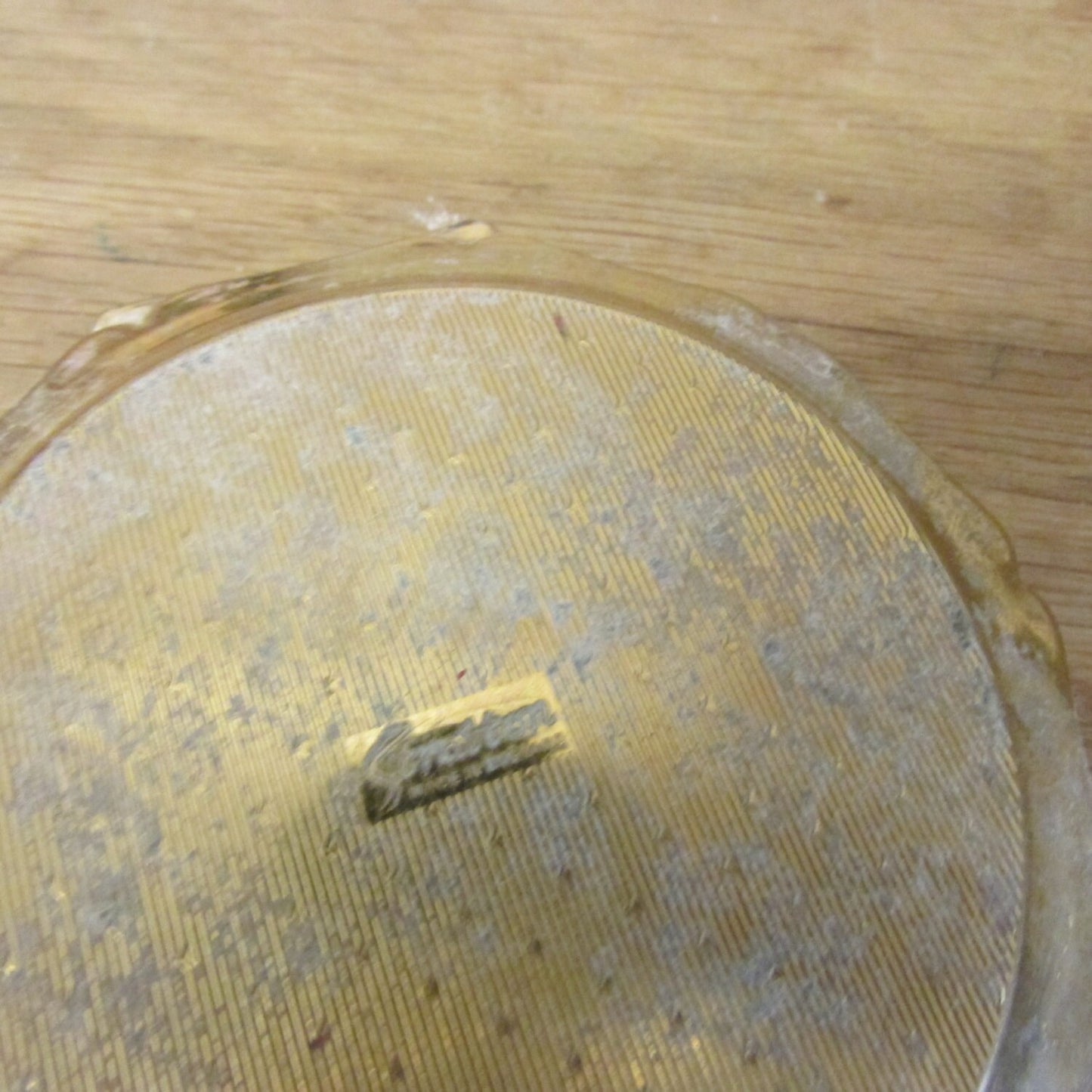 1960s Stratton brushed gold-tone scalloped-edge powder compact, starburst inlay detail