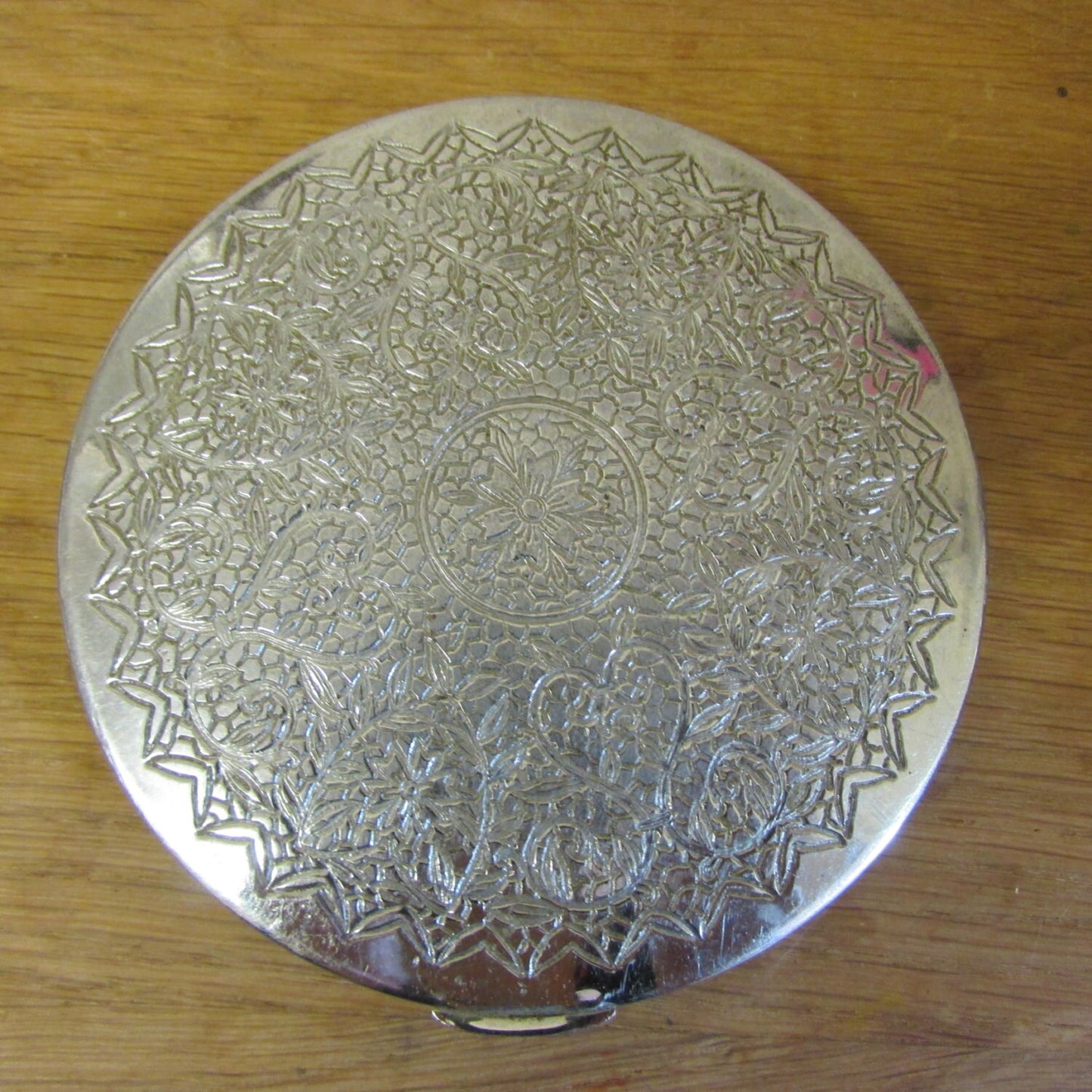 circa. 1940s rare "Maravilla" silver-tone large engraved compact (empty)