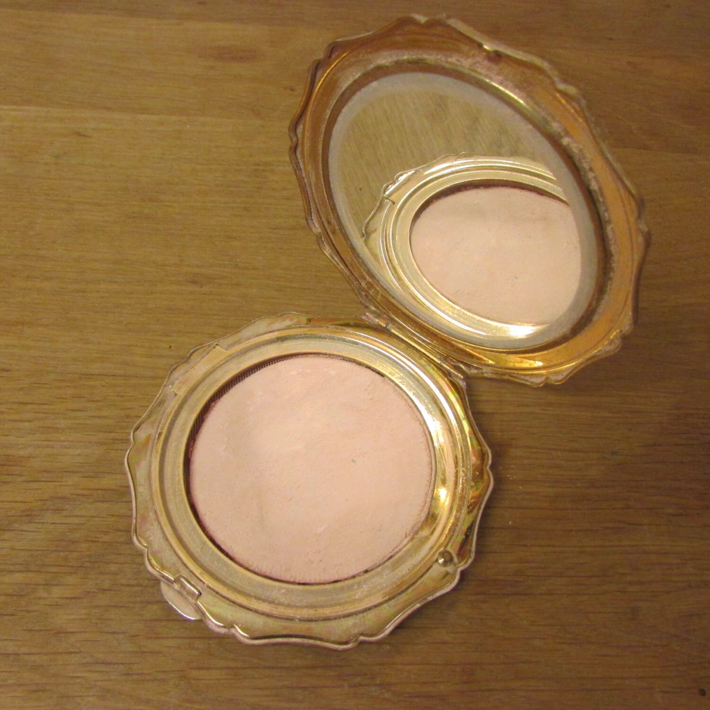 1960s Stratton brushed gold-tone scalloped-edge powder compact, starburst inlay detail