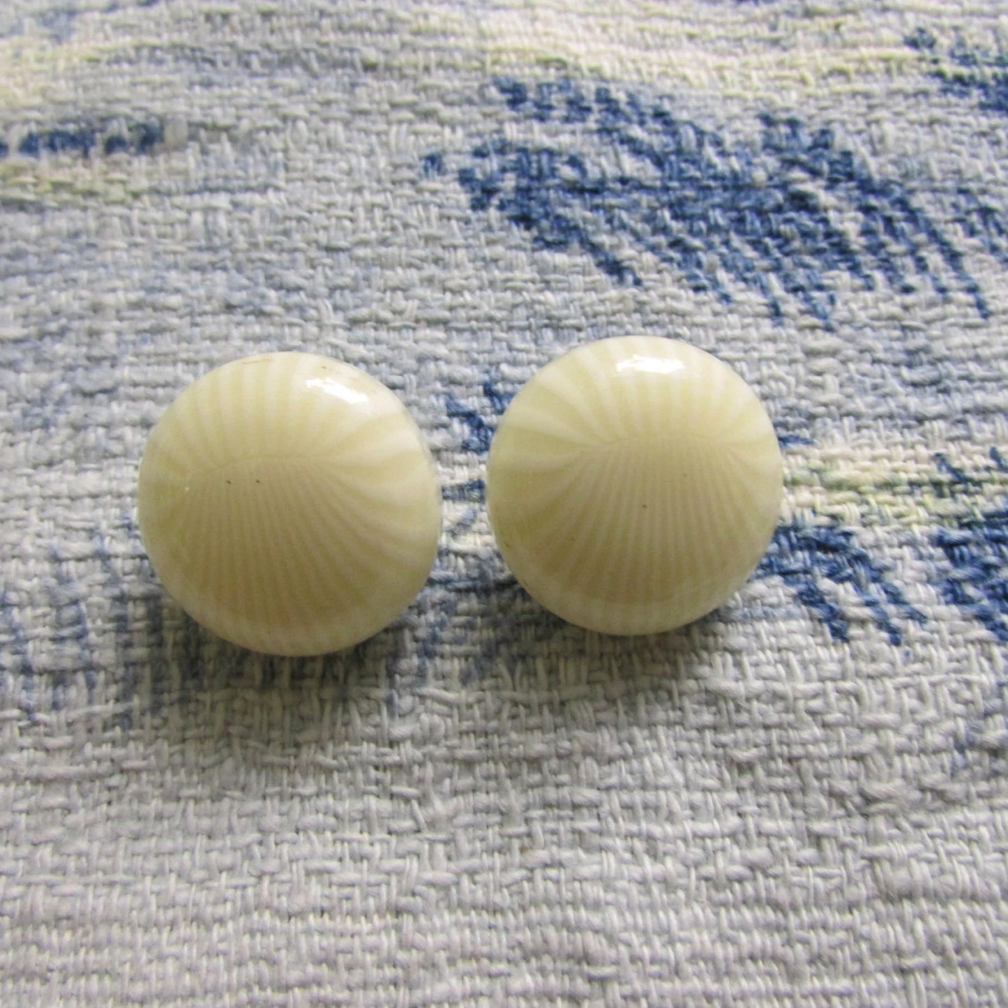 1960s ivory sunburst detail button clip-on earrings