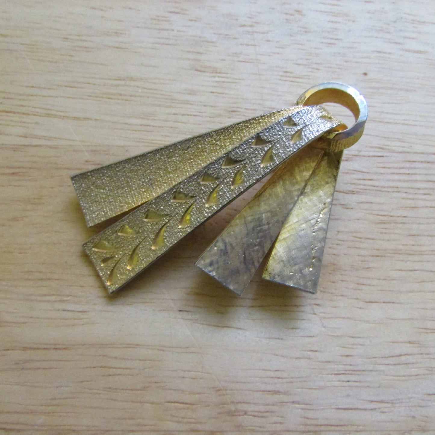 1950s gold-tone engraved patterned ribbon brooch, stamped 1390