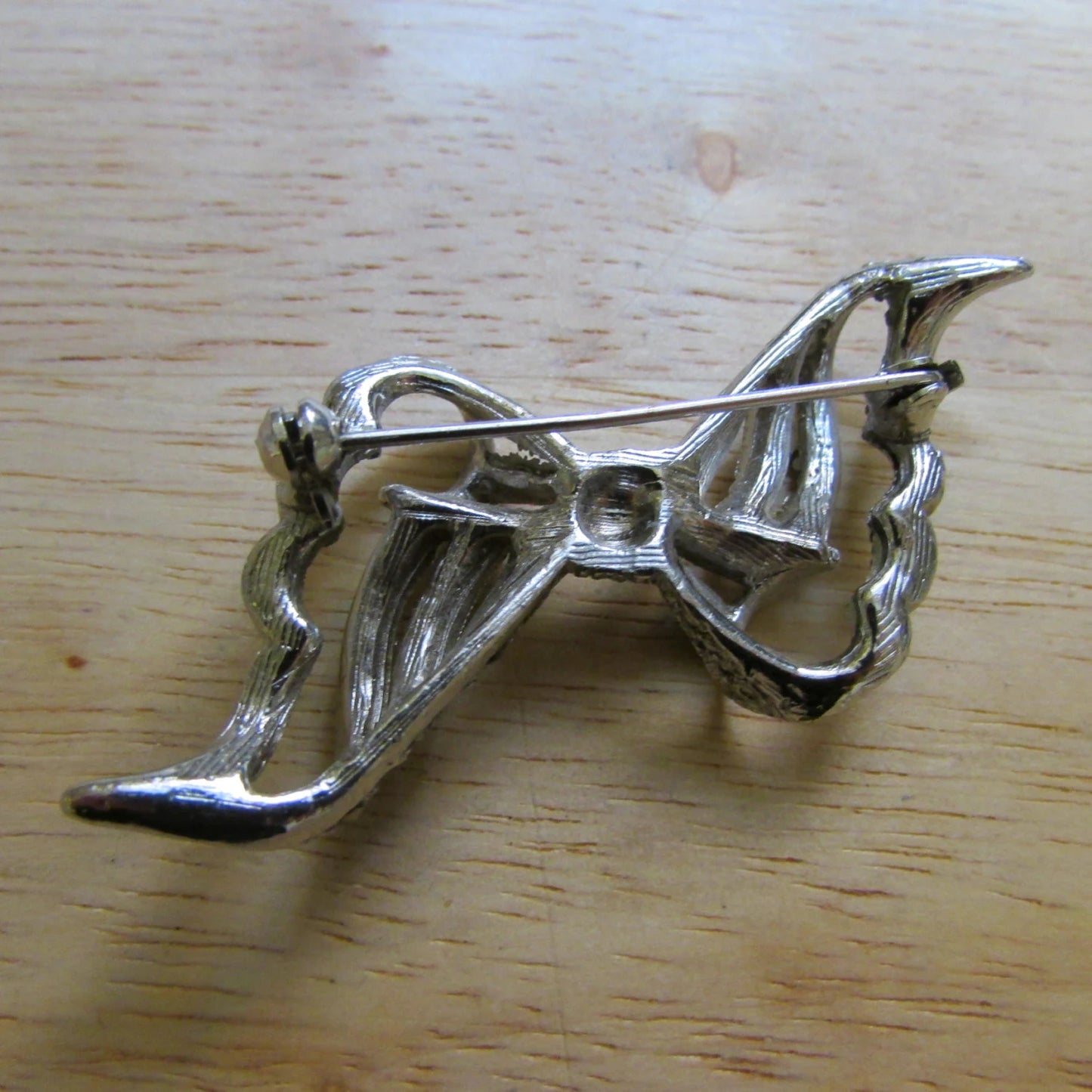 circa. 1940s silver-tone marcasite bow brooch