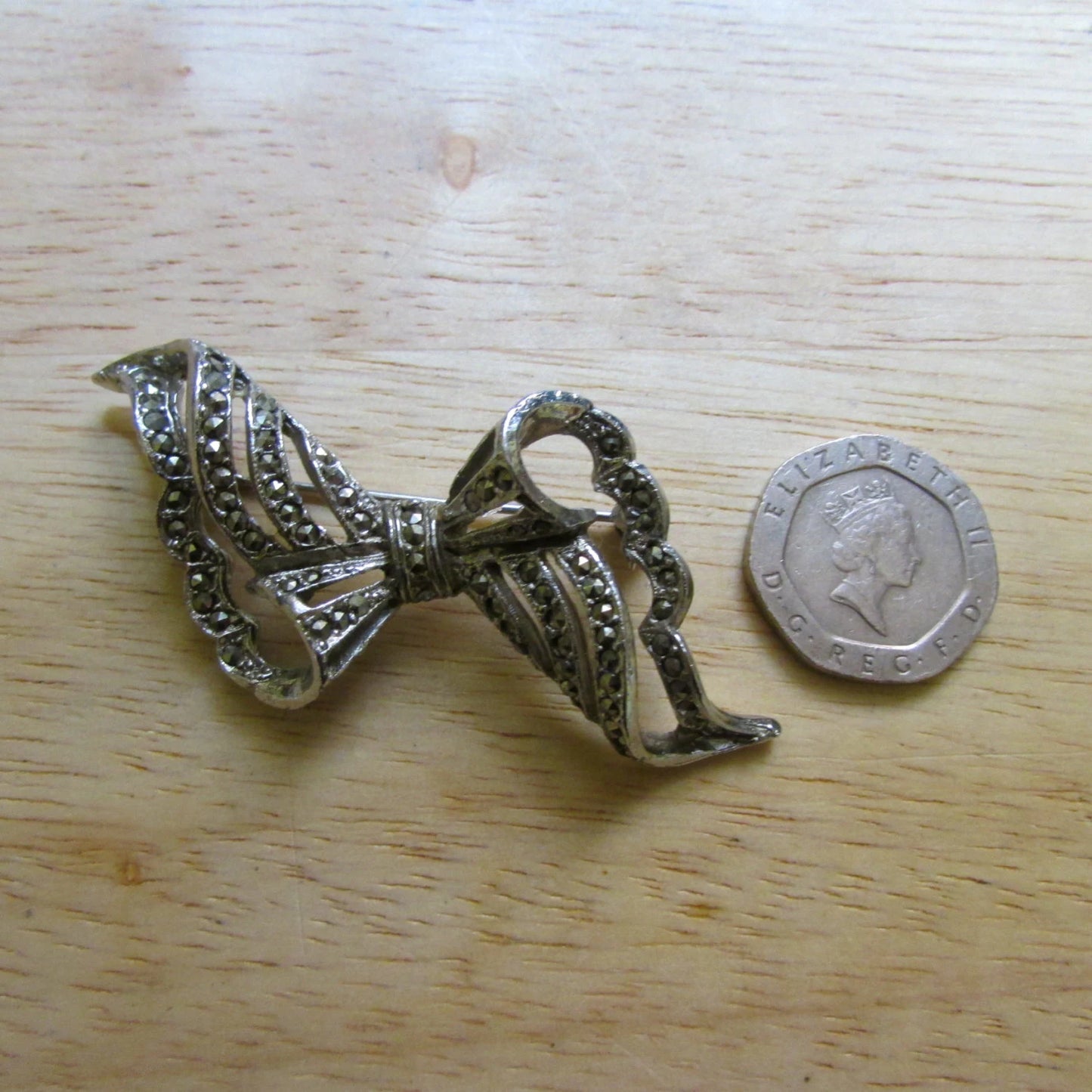 circa. 1940s silver-tone marcasite bow brooch