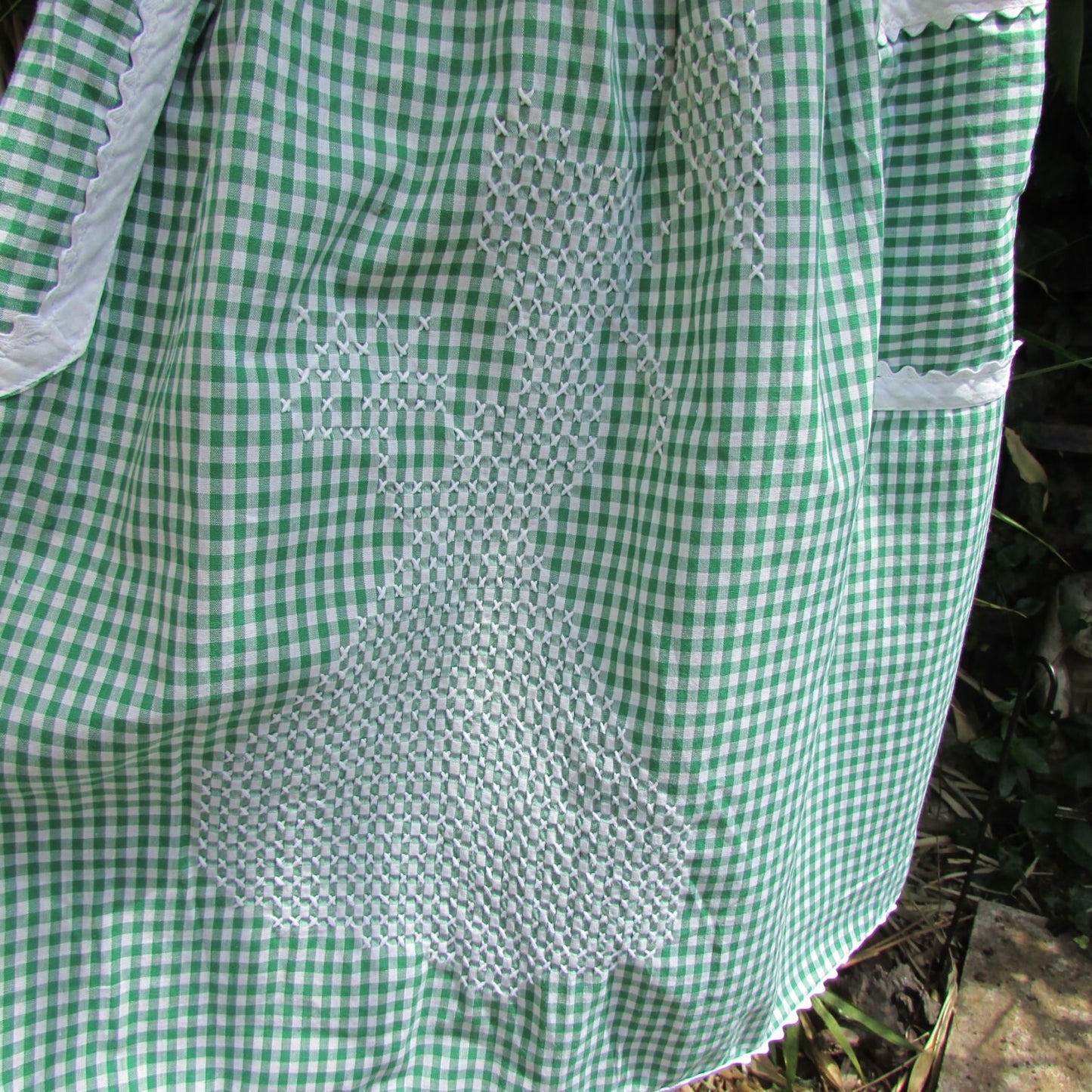 1950s/60s green gingham half apron with contrast white trim & cross stitch crinoline lady detail