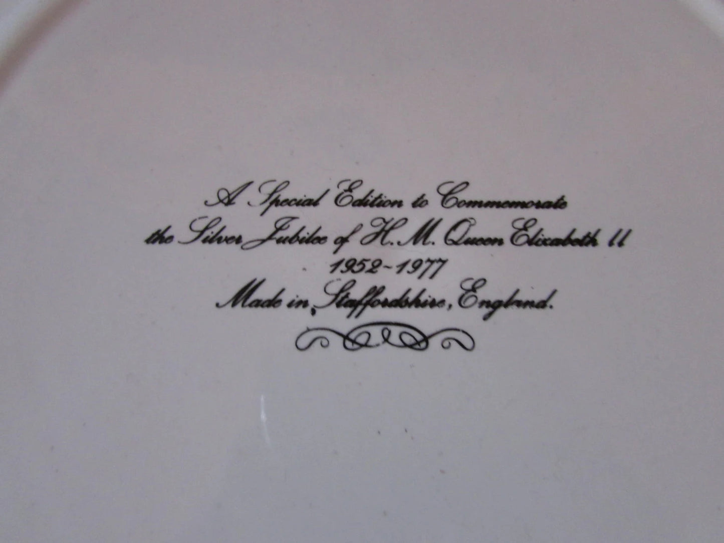 Pair of 1977 special edition commemorative Silver Jubilee plates, Queen Elizabeth II