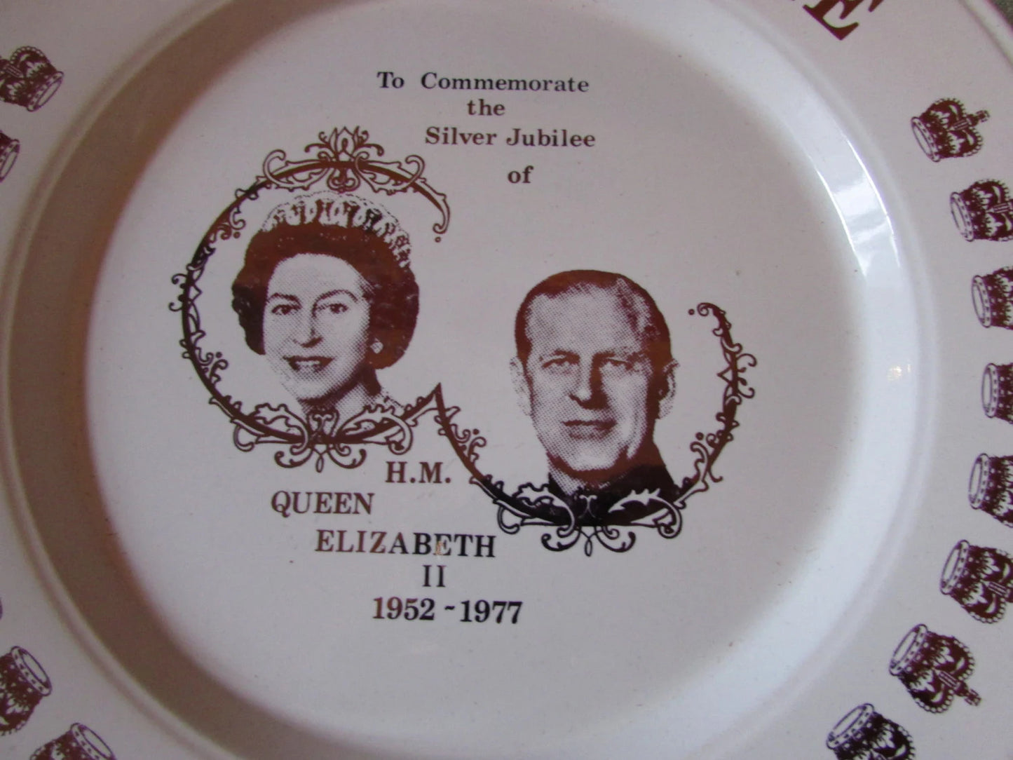 Pair of 1977 special edition commemorative Silver Jubilee plates, Queen Elizabeth II