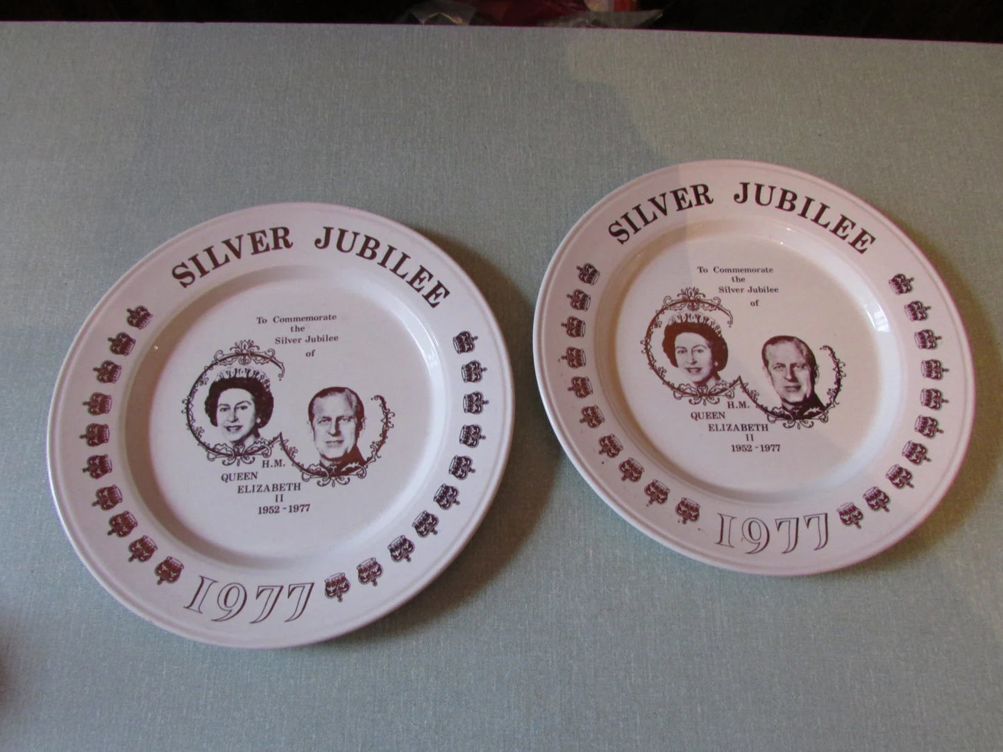 Pair of 1977 special edition commemorative Silver Jubilee plates, Queen Elizabeth II