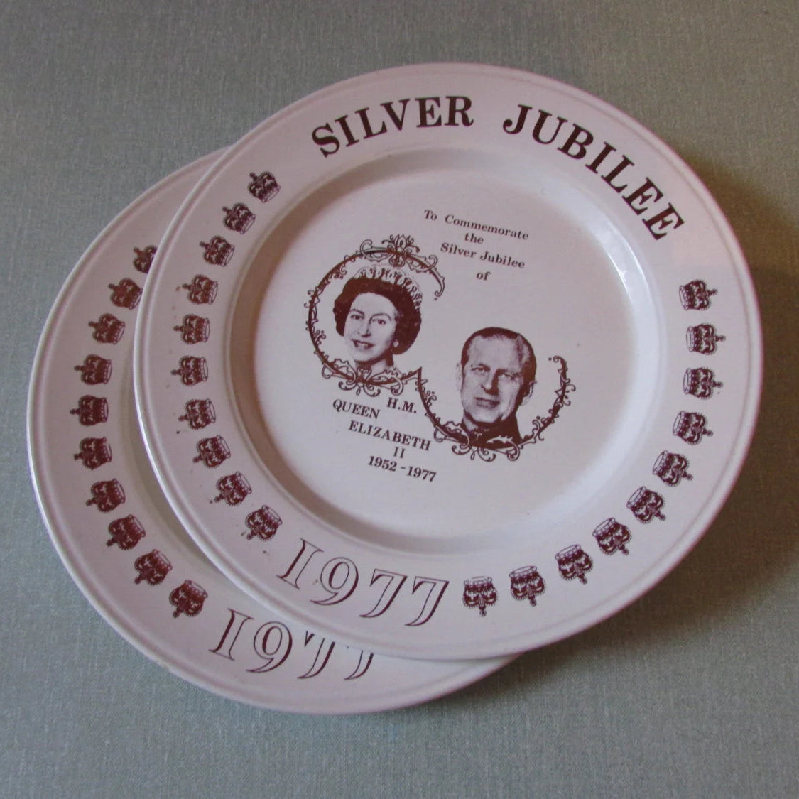 Pair of 1977 special edition commemorative Silver Jubilee plates, Queen Elizabeth II